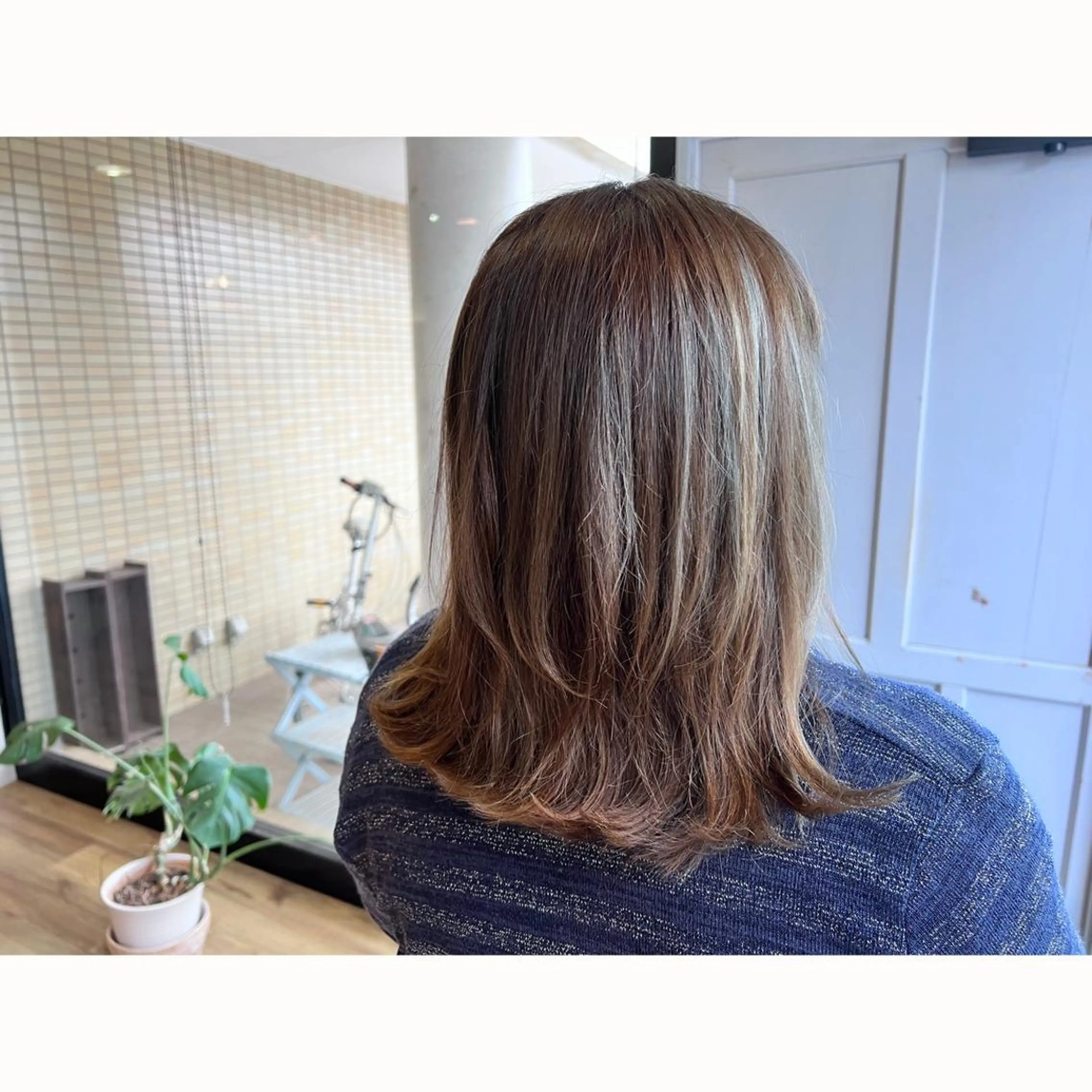 セミロング カラー グレージュ オリーブグレージュ オリーブグレー ヘアカラー トリートメント ツキダテ ユイのヘアスタイル