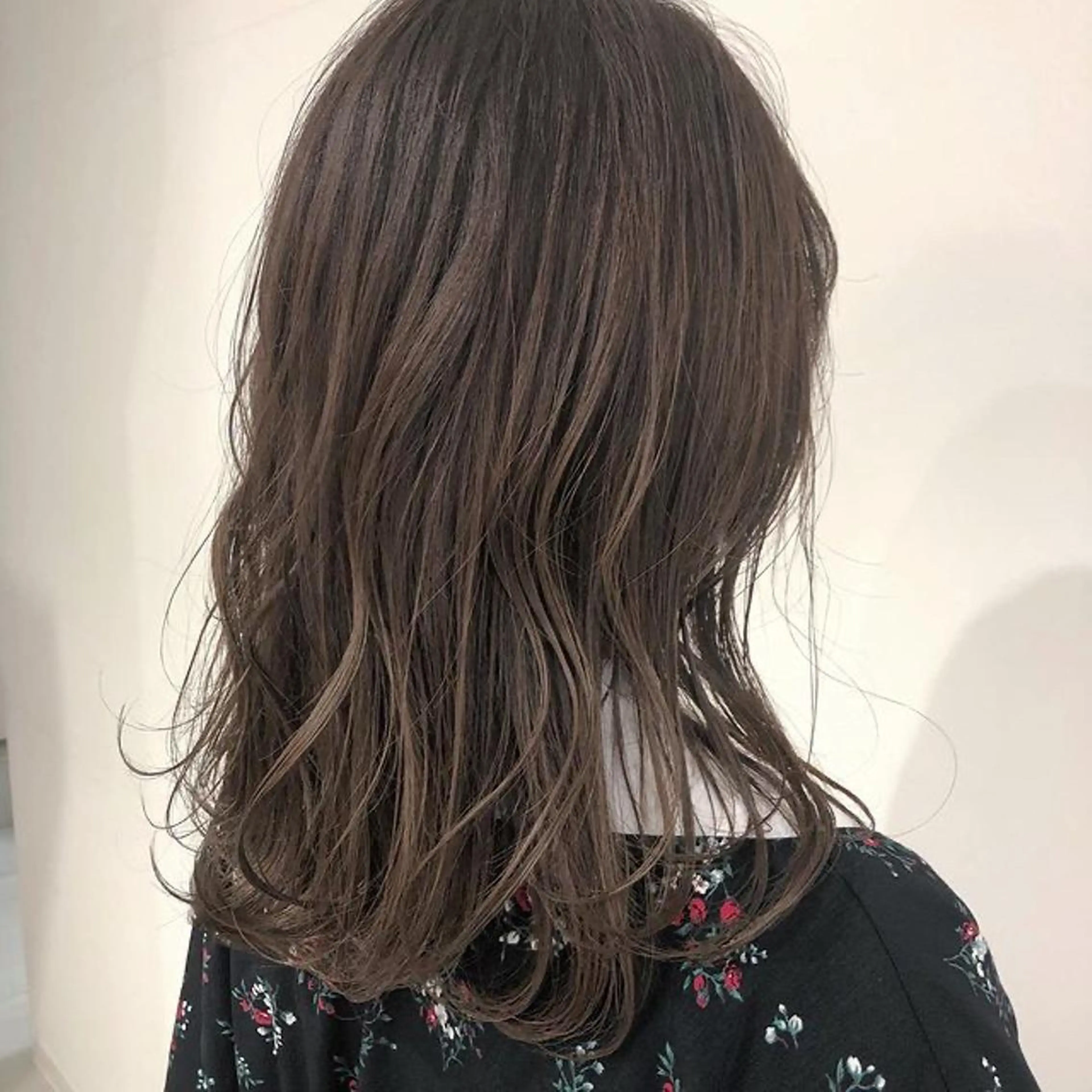 ミディアム カラー グレージュ 中島 暢介のヘアスタイル