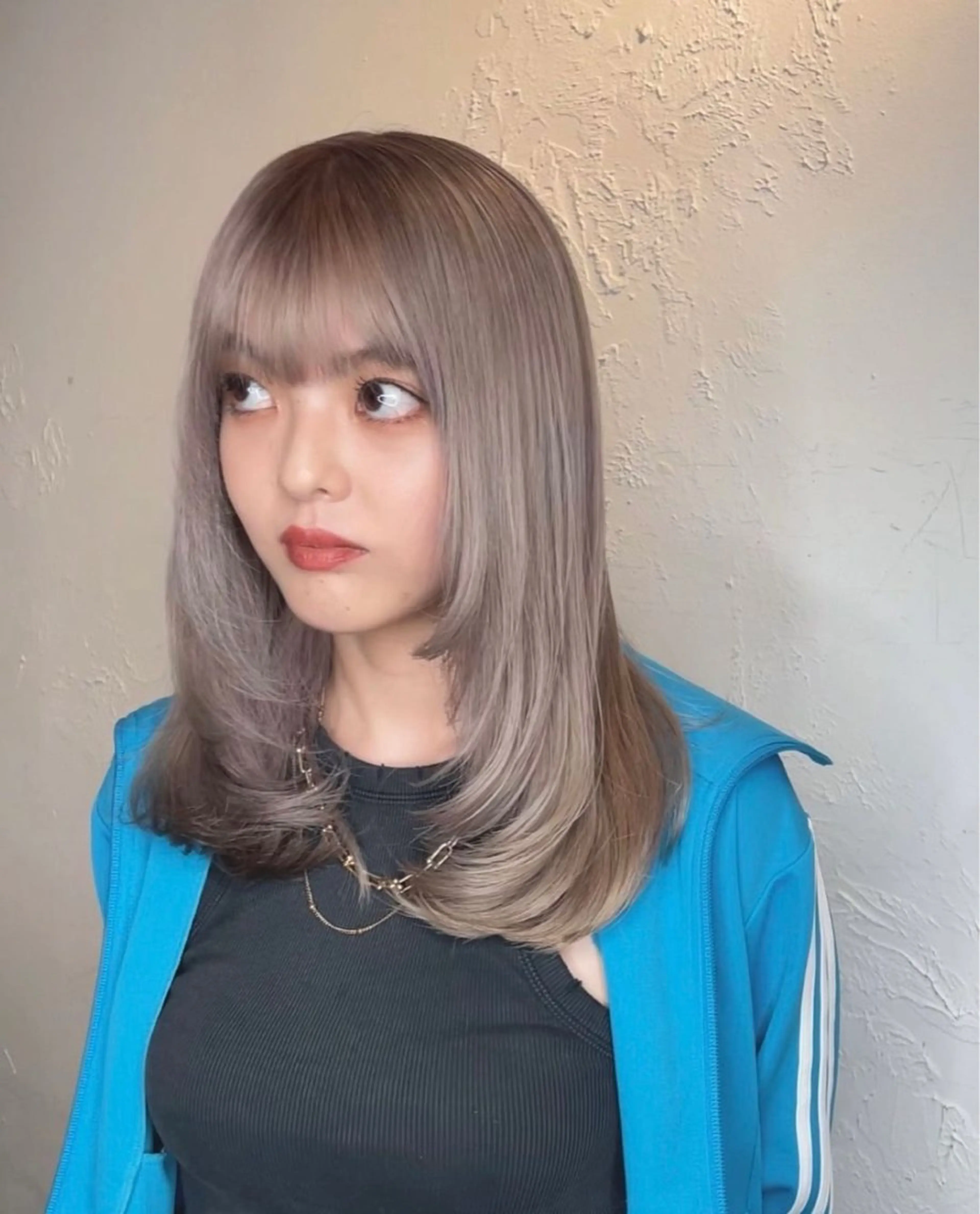 セミロング カラー ベージュカラー RINA ブリーチ / 海外レイヤーのヘアスタイル