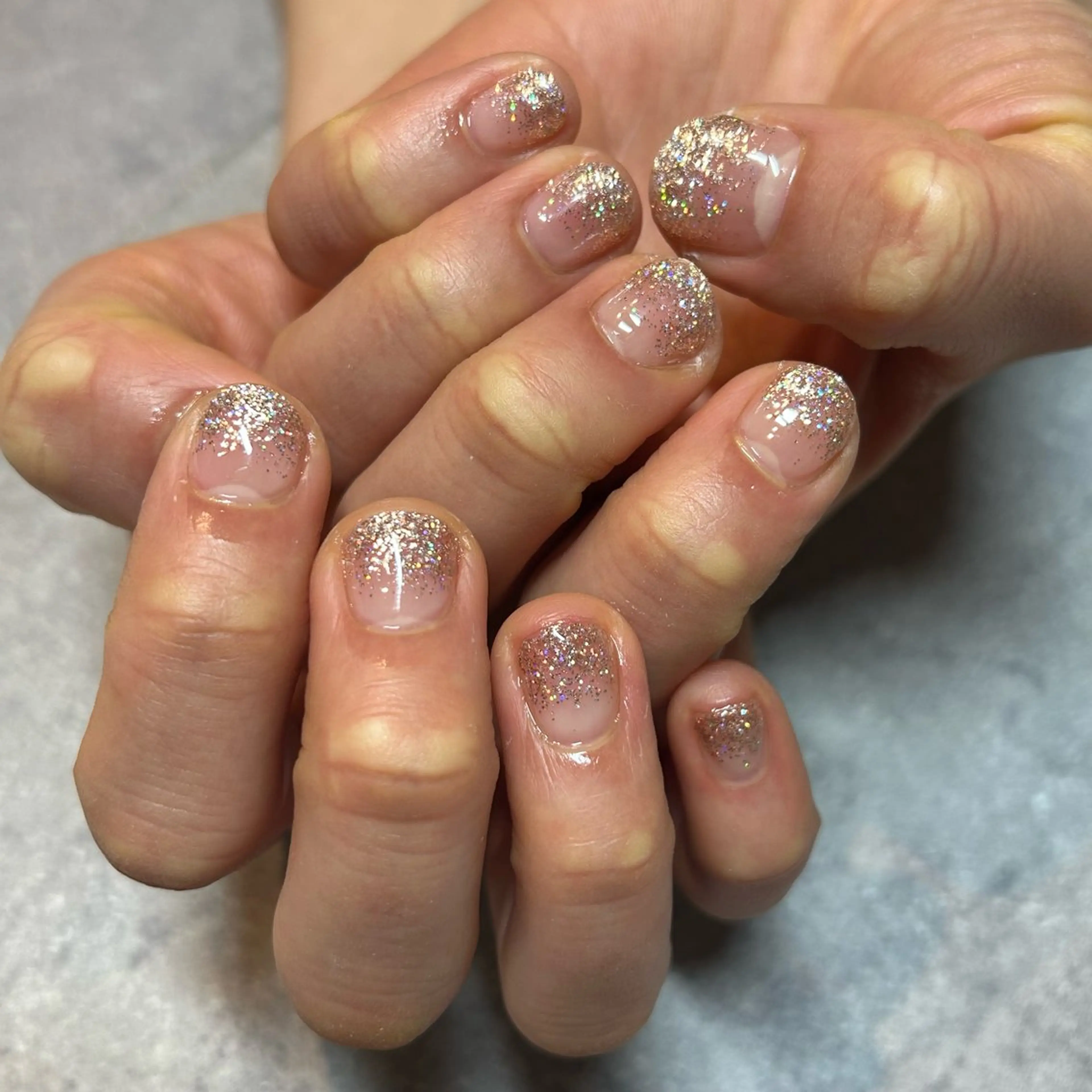 ネイル グラデーション ラメ(グリッター) ラメグラデーション ホワイト EmaNail 🧸Momokaのネイルデザイン