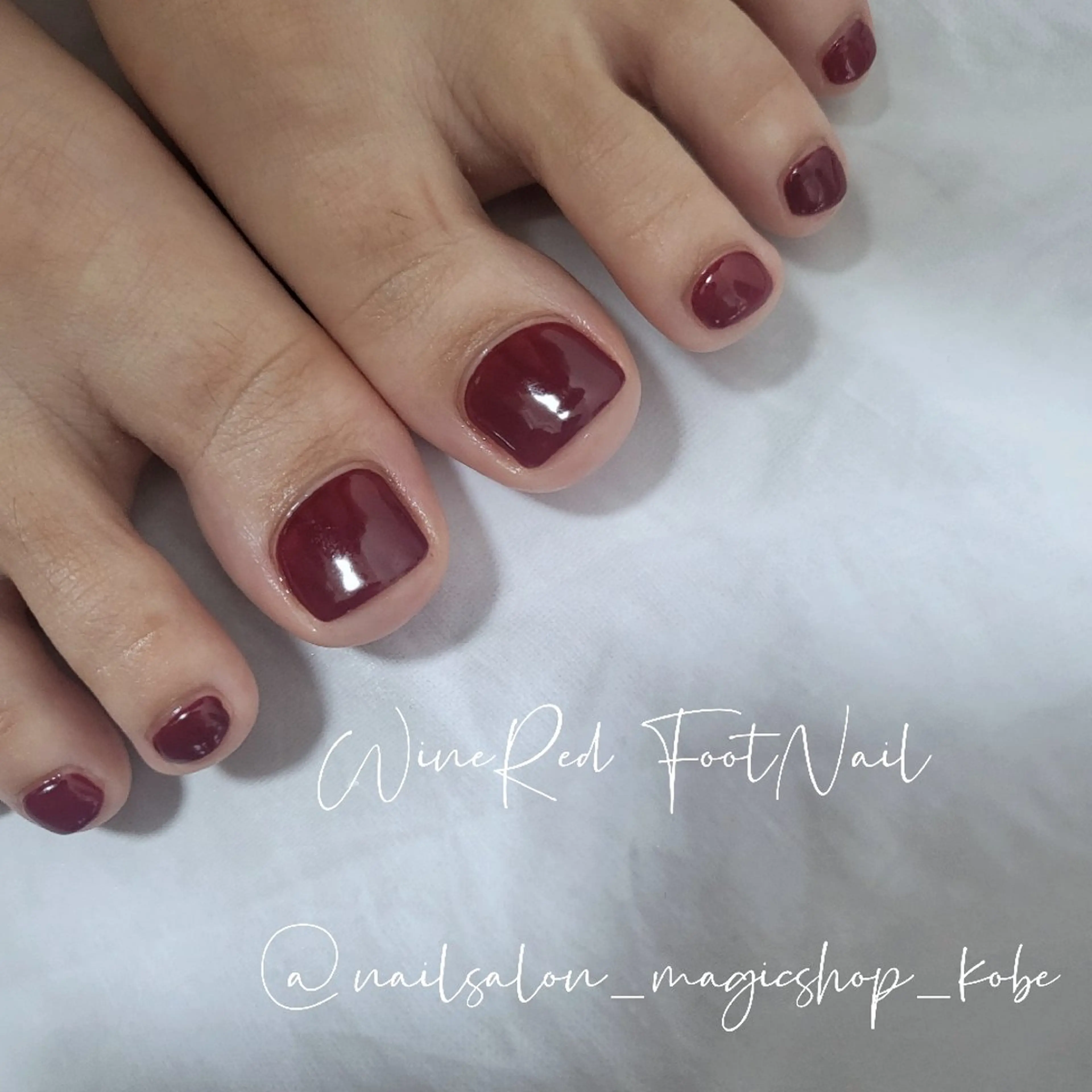 ネイル ボルドー フットネイル ジェルネイル ワンカラーネイル 赤色 フットネイル Nailsalon MagicShopのネイルデザイン