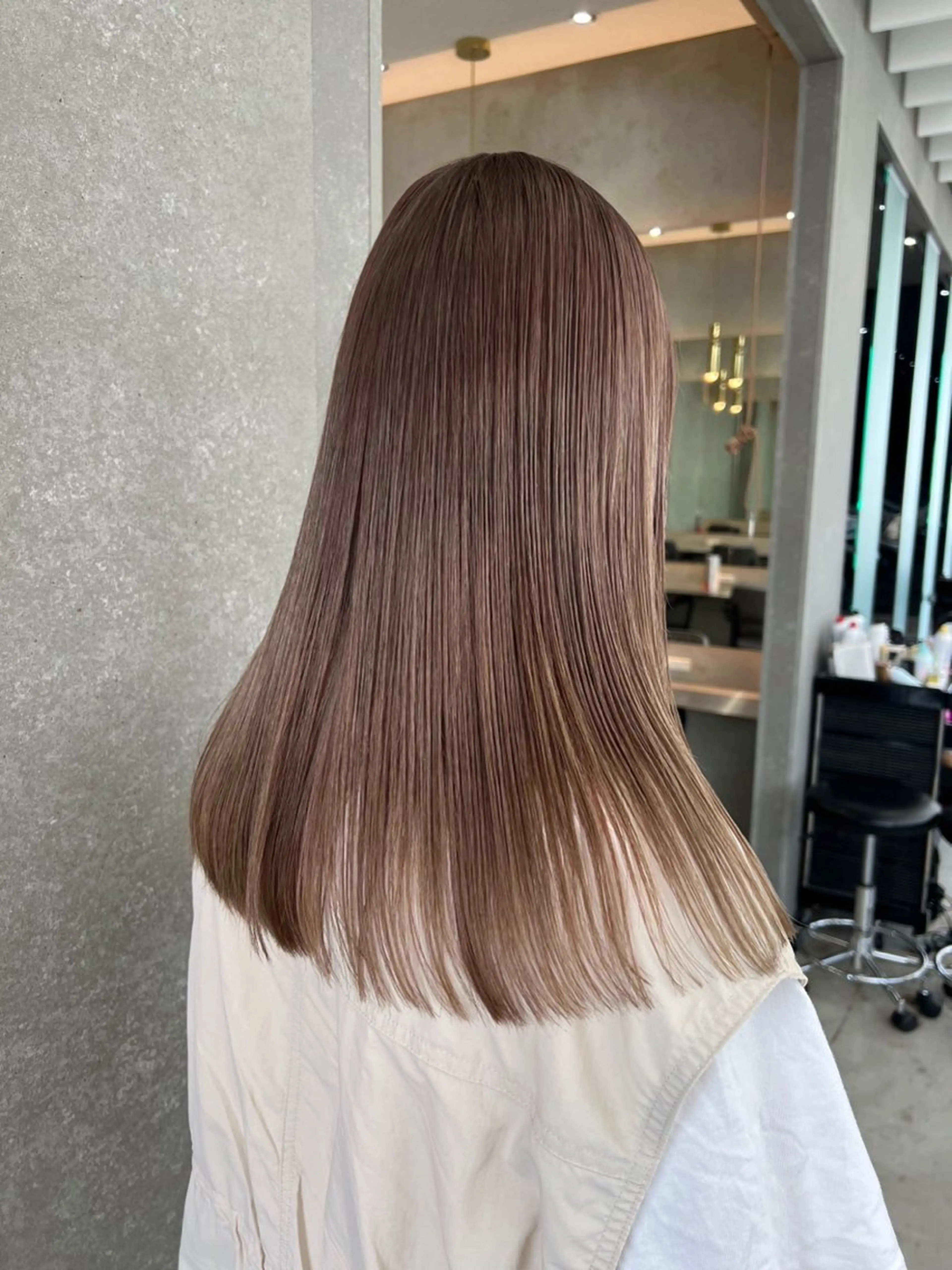 セミロング カラー ベージュカラー ミルクティーベージュ カット ヘアカラー トリートメント ブリーチ特化 梅田本多翔のヘアスタイル