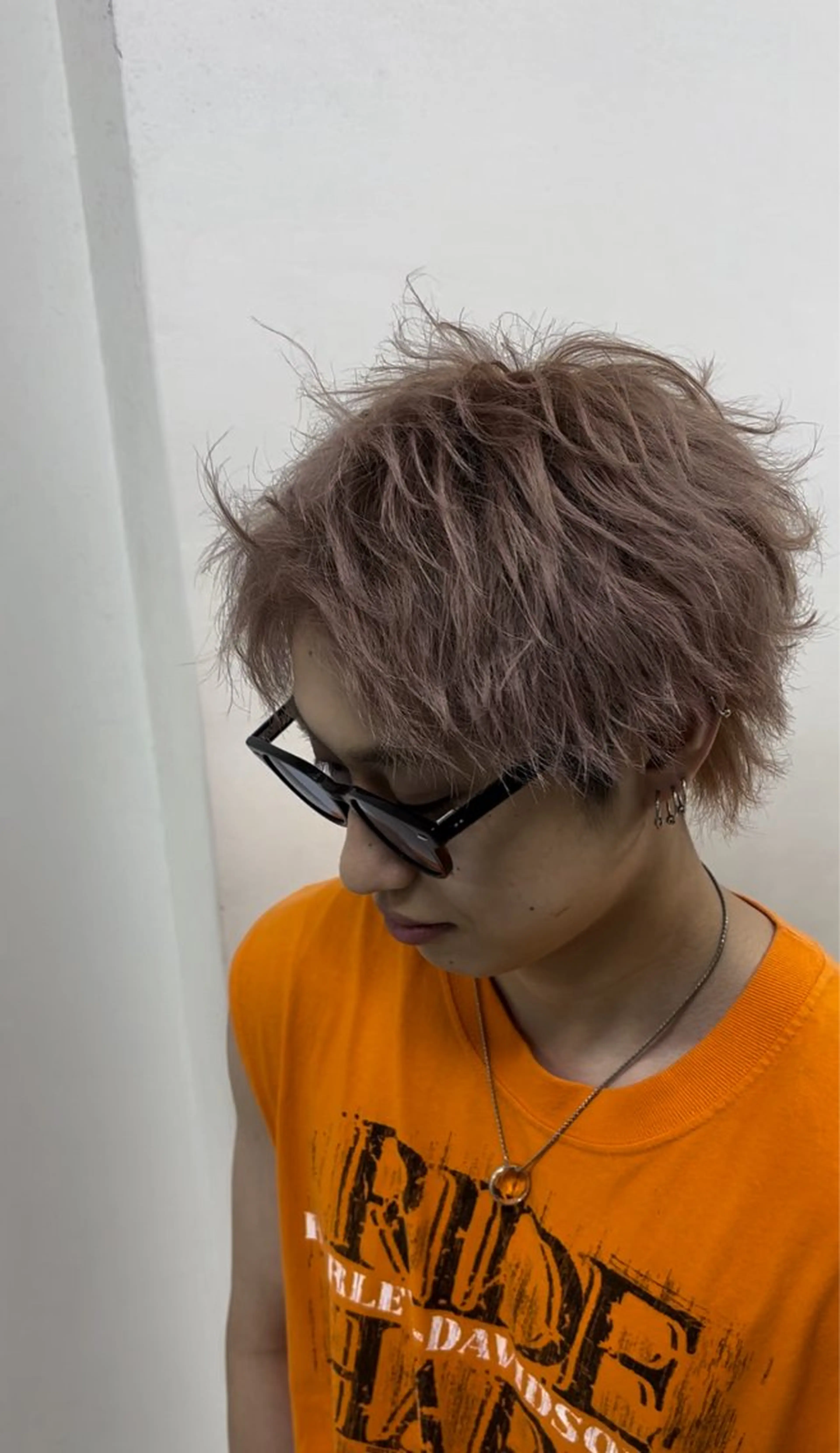 カラー メンズ ベージュカラー ミルクティーベージュ カット ヘアカラー トリートメント _WHITE / KENTOのヘアスタイル