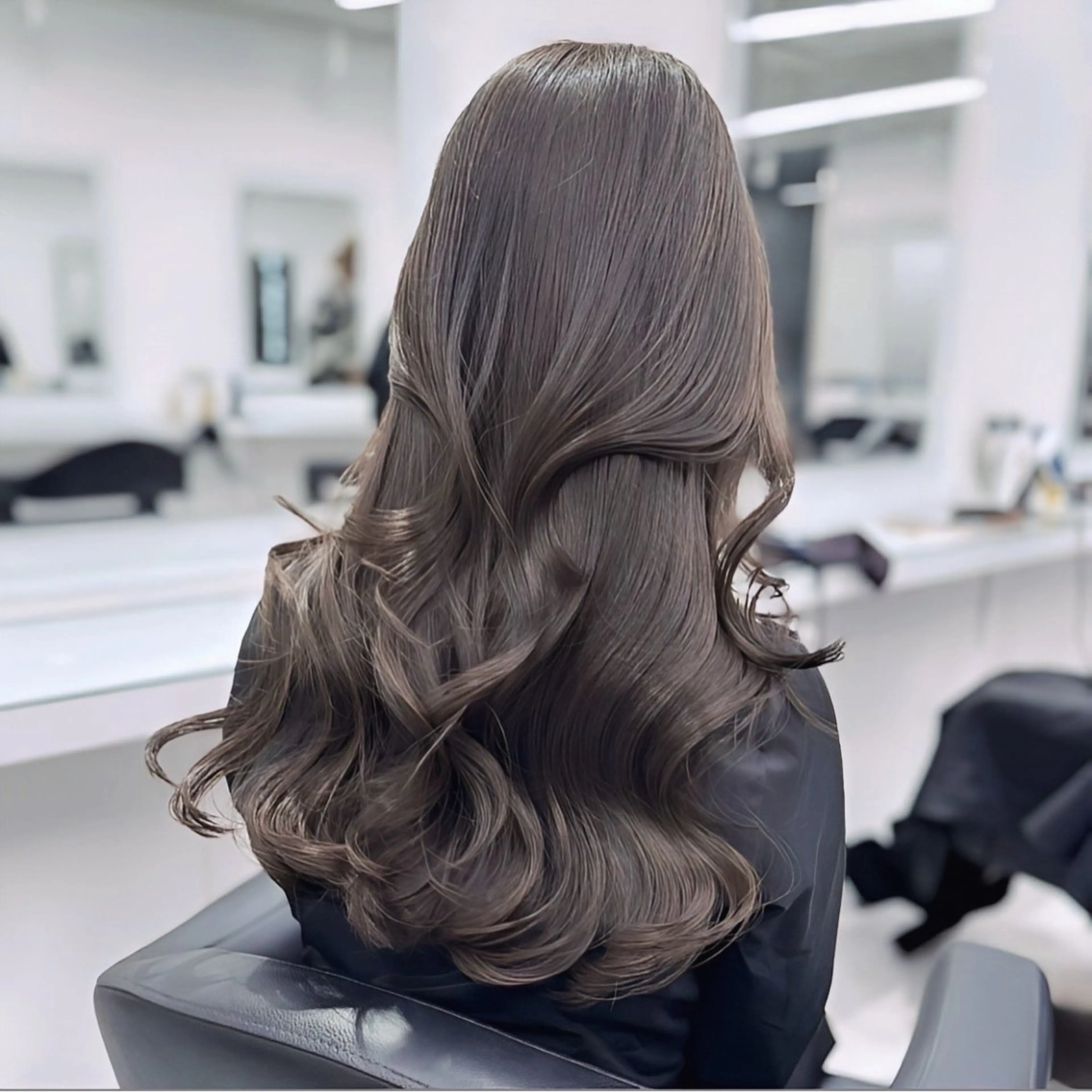 ロング カラー 🖤ハイトーン× レイヤー🖤SARAのヘアスタイル