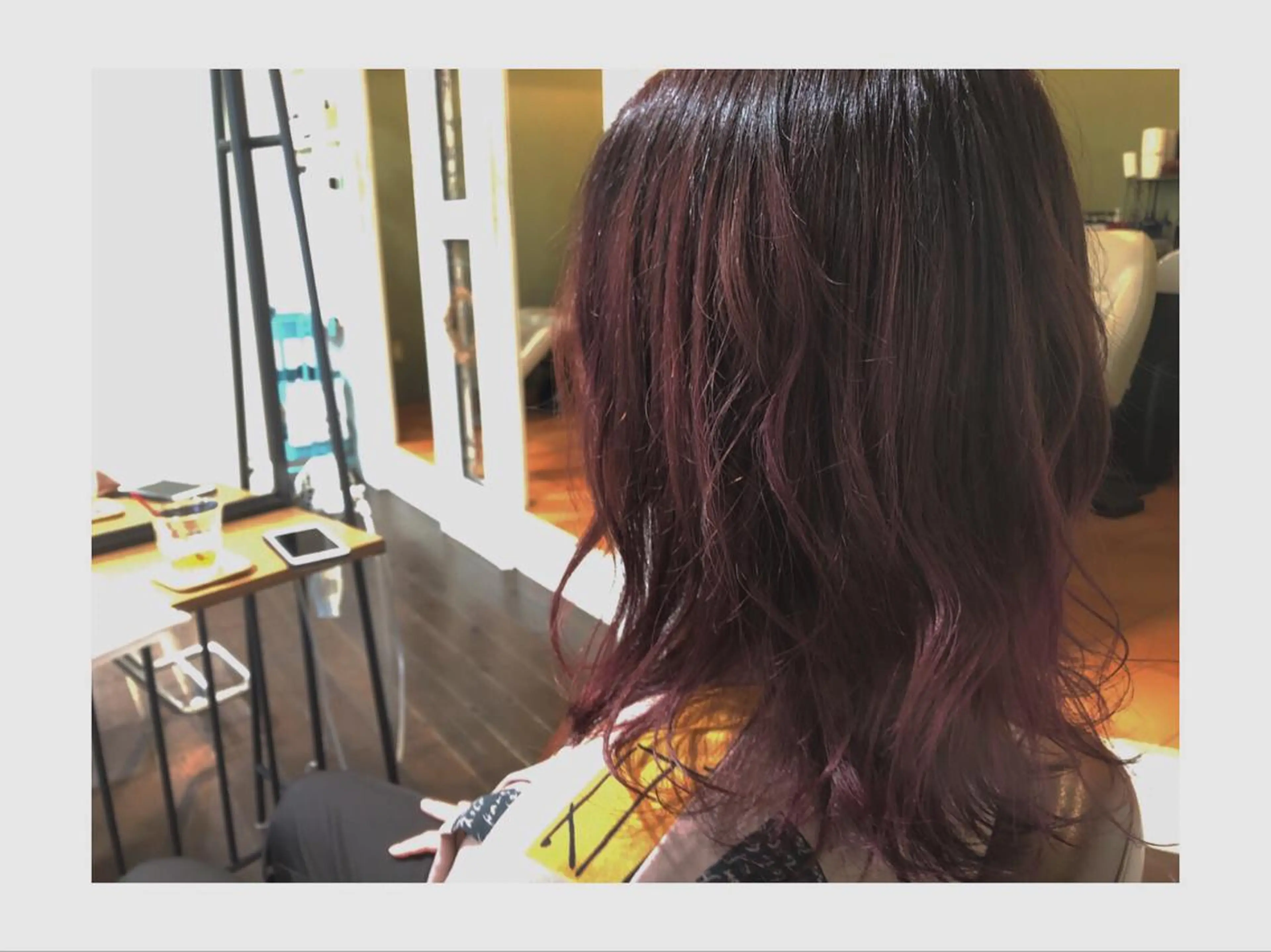 ミディアム カラー パーマ ブリーチ カシス グラデーションカラー パ ルのヘアスタイル