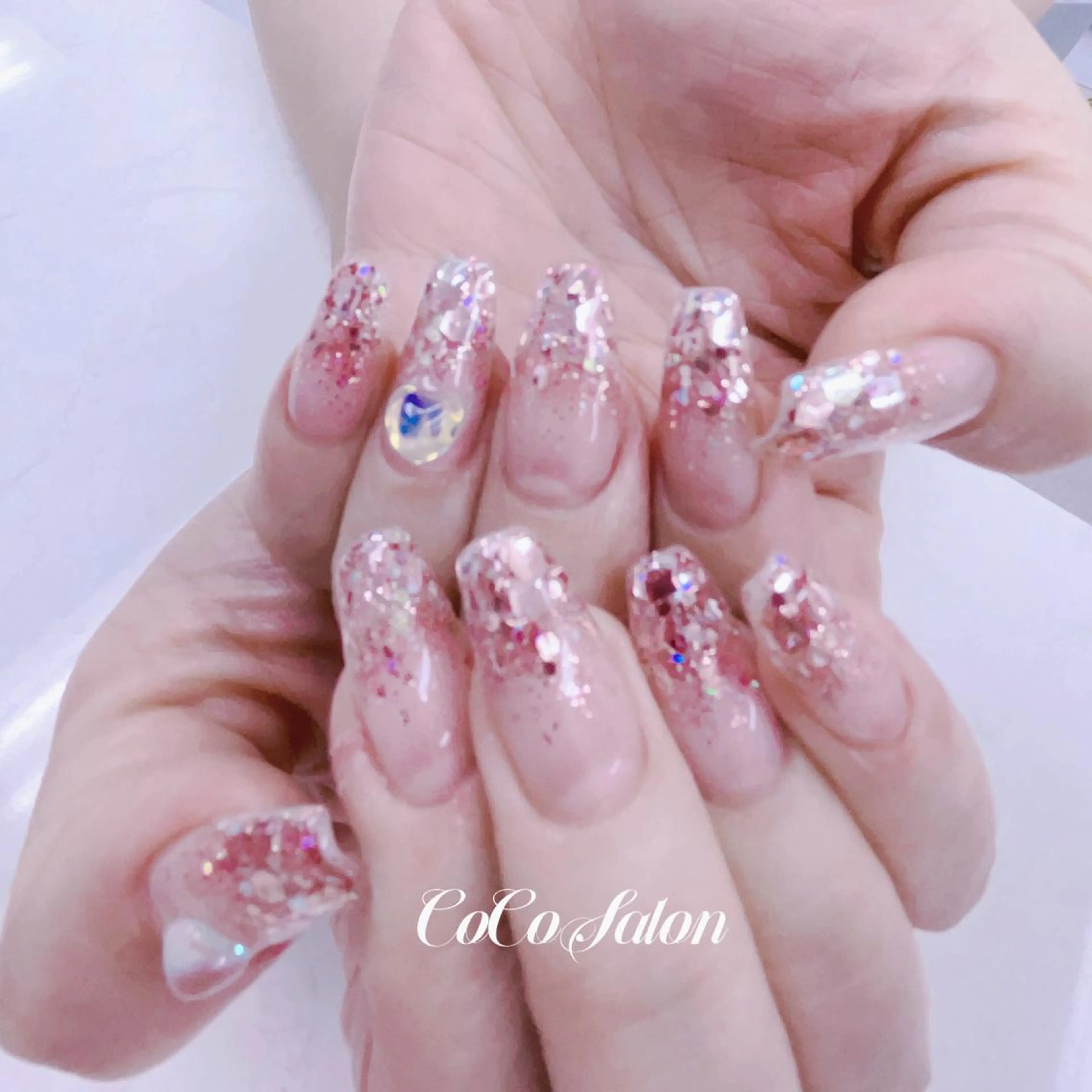 ネイル グラデーション ハート ホログラムネイル ラメ(グリッター) ラメグラデーション ハンドネイル CoCoSalon ネイル/まつ毛予約のネイルデザイン