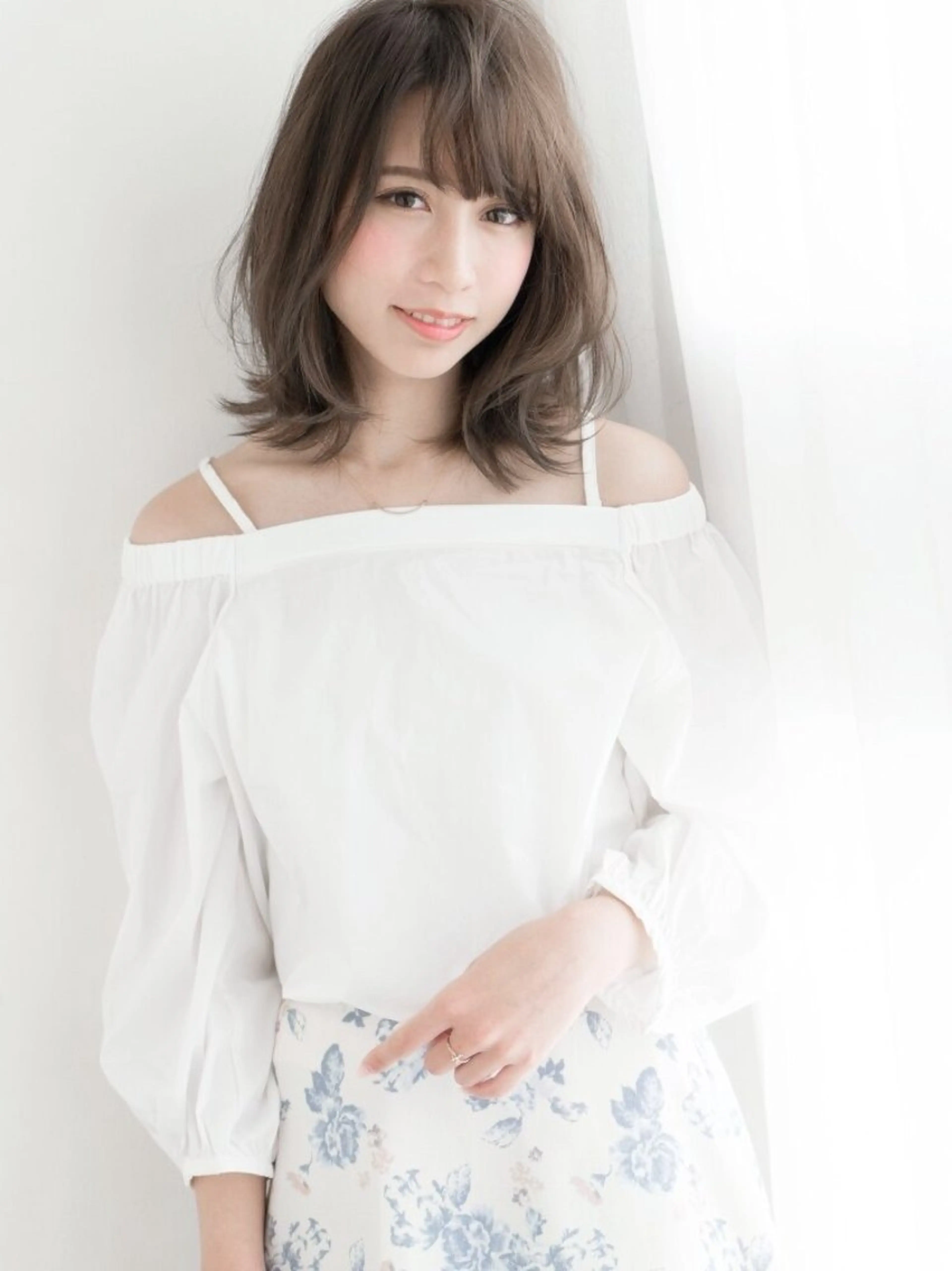 ミディアム カラー ベージュカラー ミルクティーベージュ くびれヘア レイヤーカット ✨落ち着いた接客 💡高橋優也💡のヘアスタイル