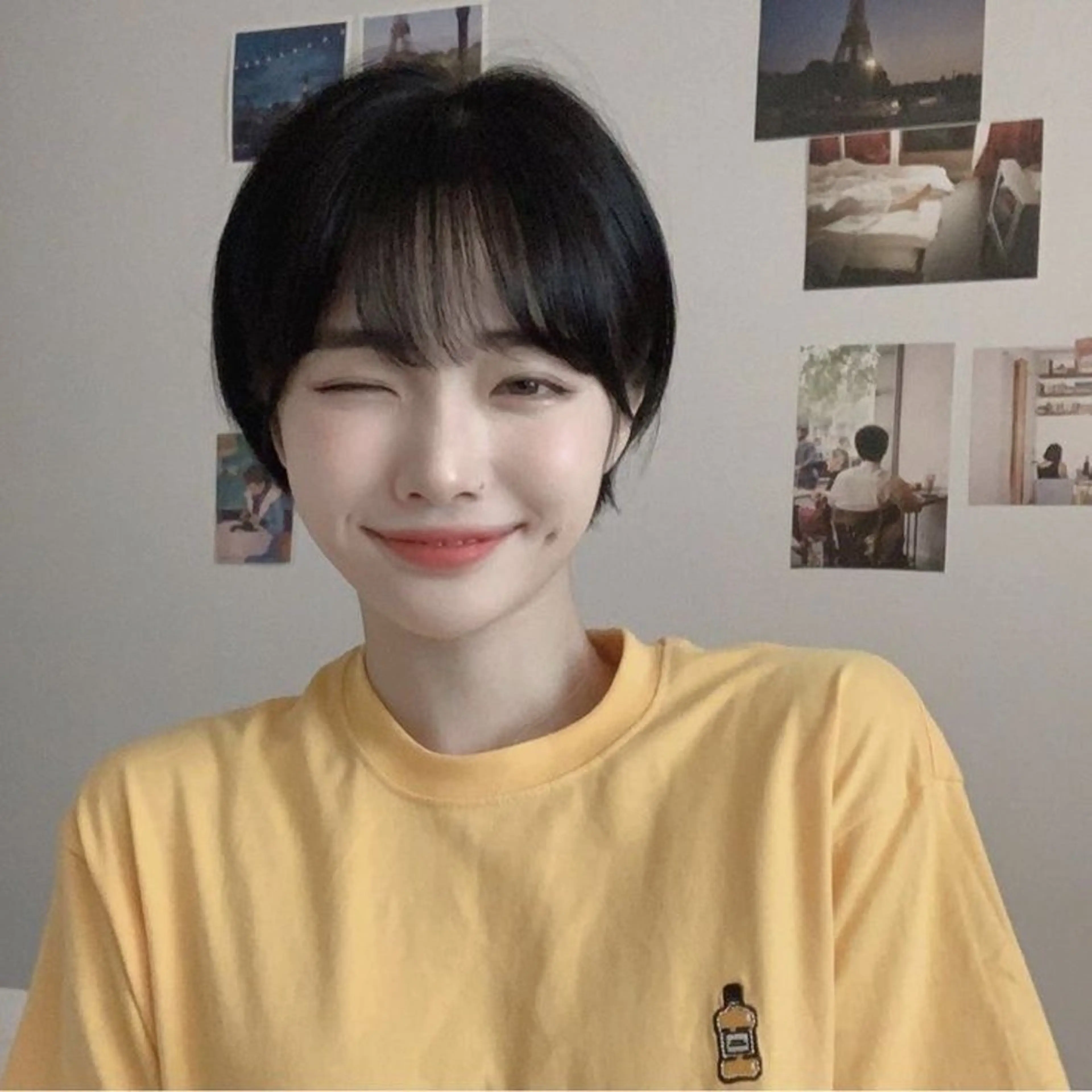 ショート カラー 曲がる縮毛矯正 センターパートのヘアスタイル