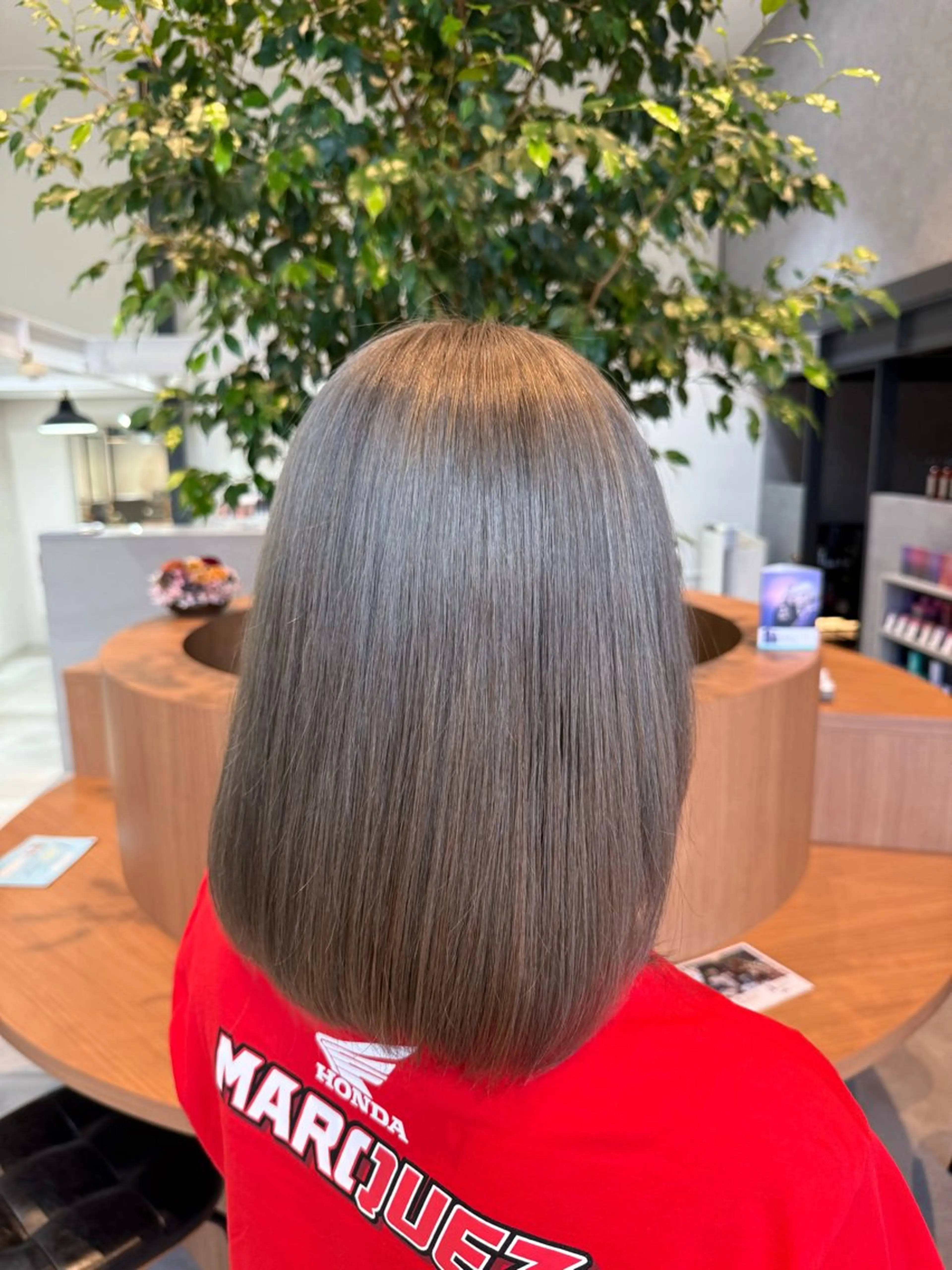 ミディアム カラー グレージュ シルバー シルバーグレージュ カット ヘアカラー ayaka |トレンドヘアのヘアスタイル