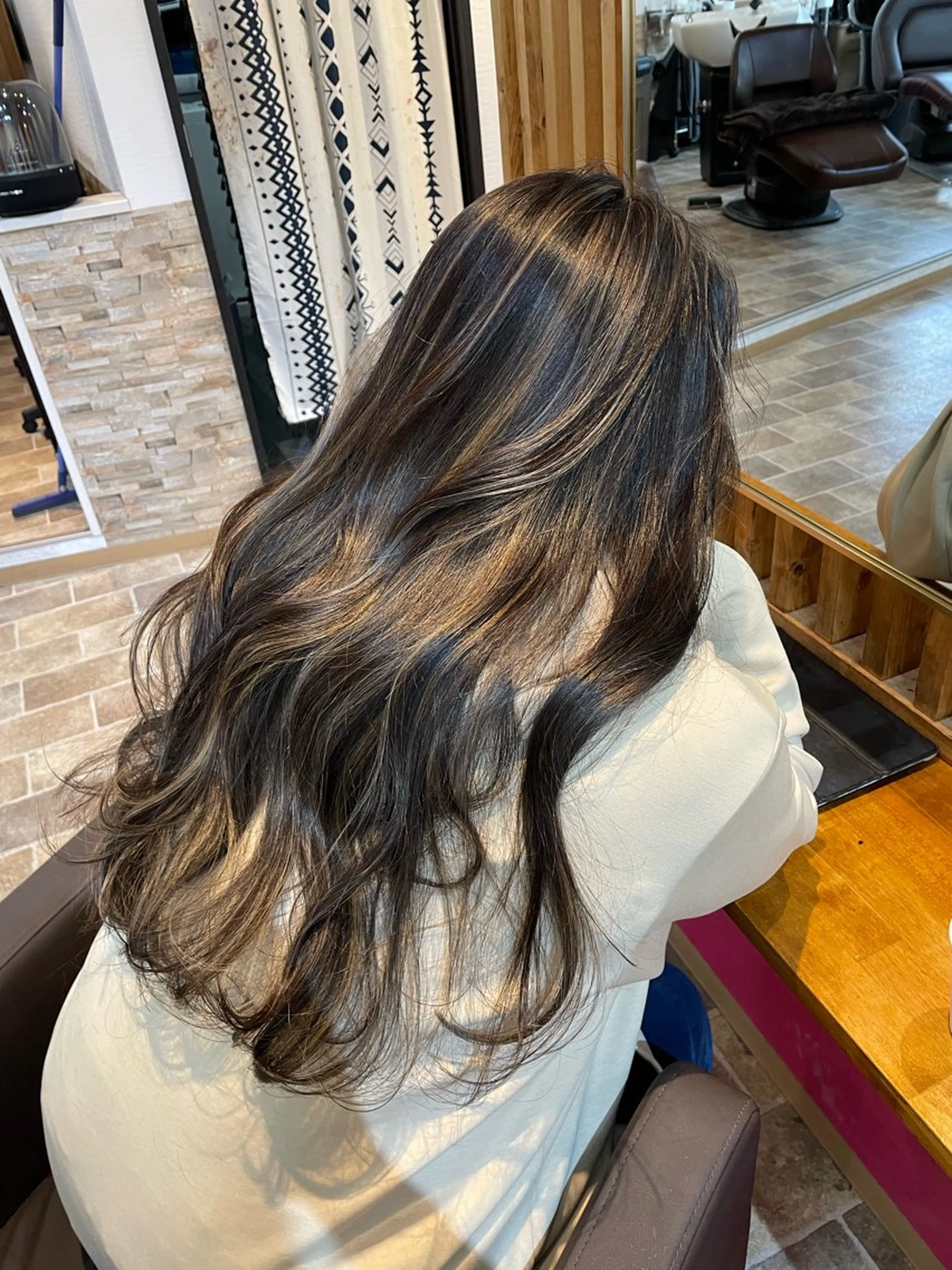ロング カラー ベージュカラー ハイライトカラー シルバー シルバーベージュ ハイライト カット ヘアカラー トリートメント Ammi hair所属・YUI/ ブリーチカラー🌷のヘアスタイル