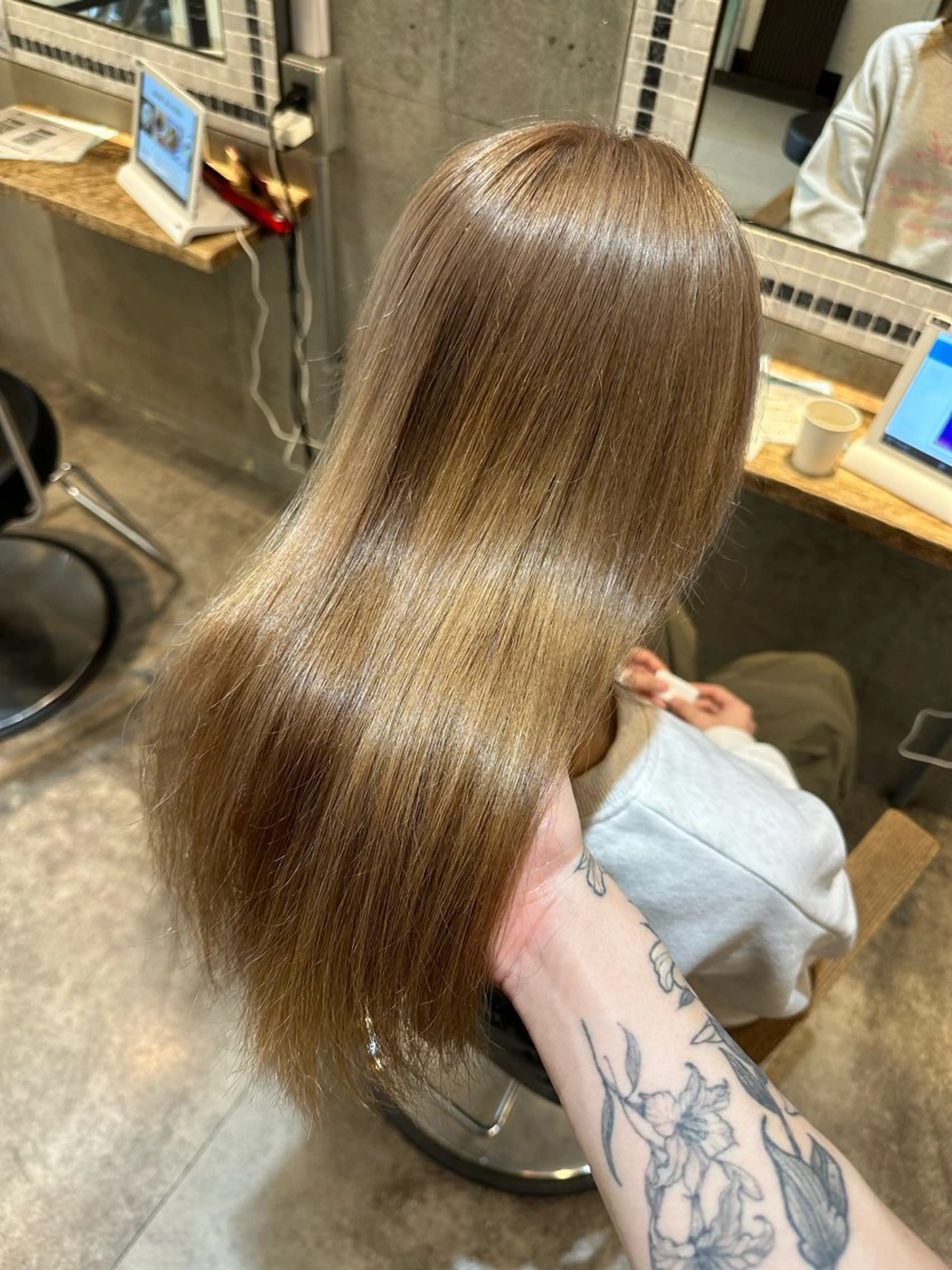 セミロング カラー ヘアアレンジ ブリーチ カット ヘアカラー 【ブリーチはお任せ】 ハイトーン✨yuraのヘアスタイル