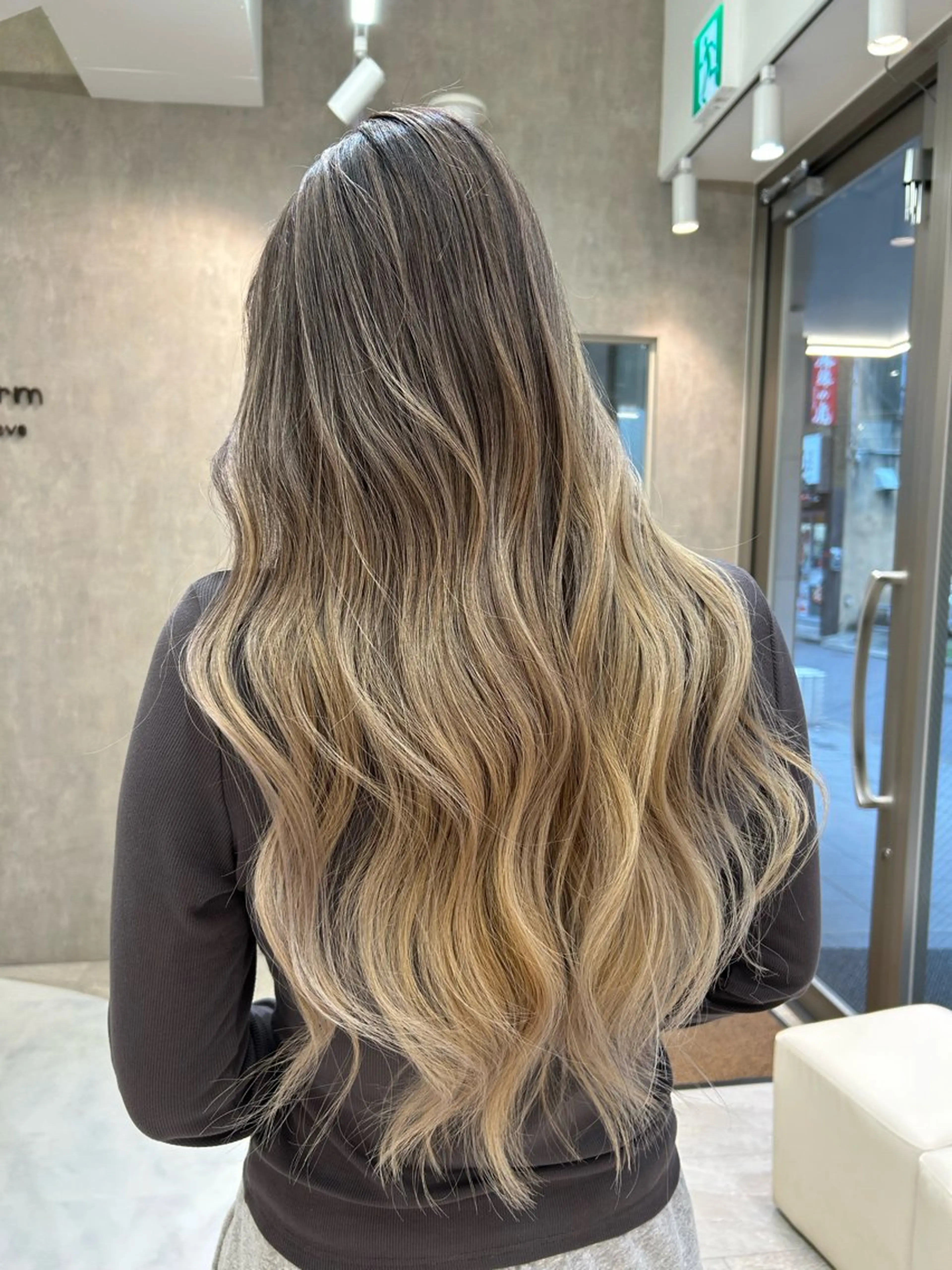 ロング カラー バレイヤージュ ベージュカラー ホワイトベージュ レイヤーカット カット ヘアカラー 竹井俊介/ハイトーン /白髪ぼかしのヘアスタイル