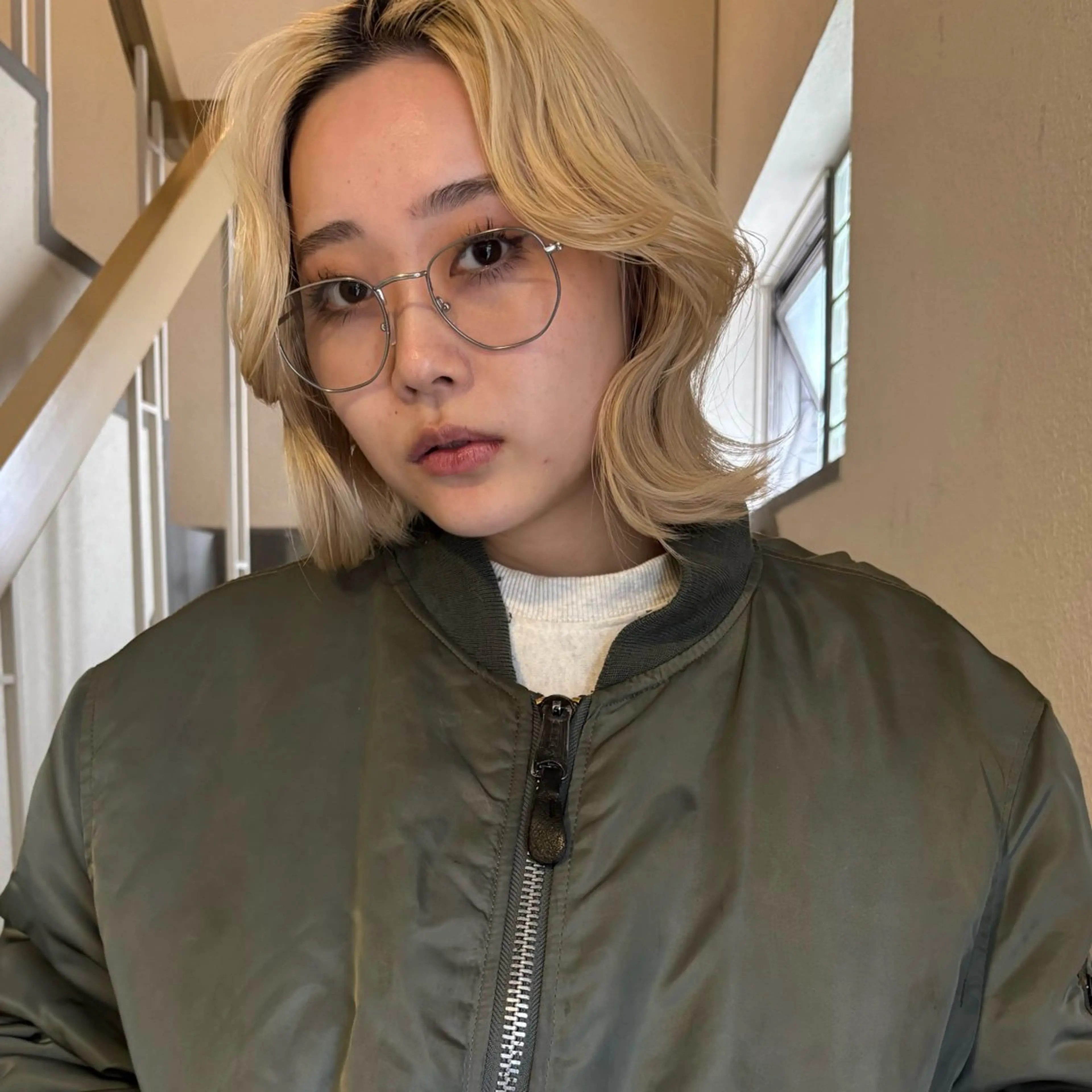 ショート ｍｏｍｏ/ ハイトーン/ベージュのヘアスタイル