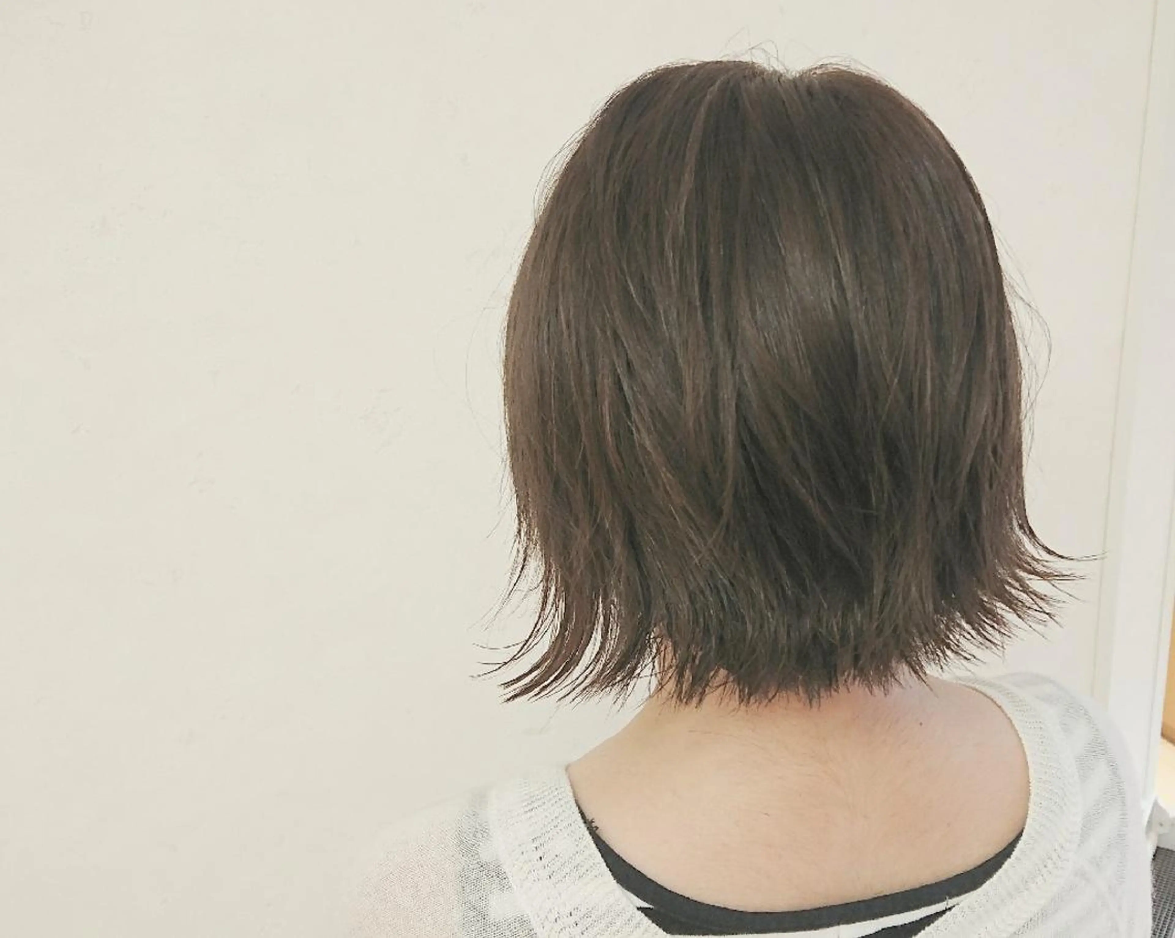 ショート カラー グレージュ 外ハネヘア 透明感ハイライト◎ 伊藤夏海のヘアスタイル
