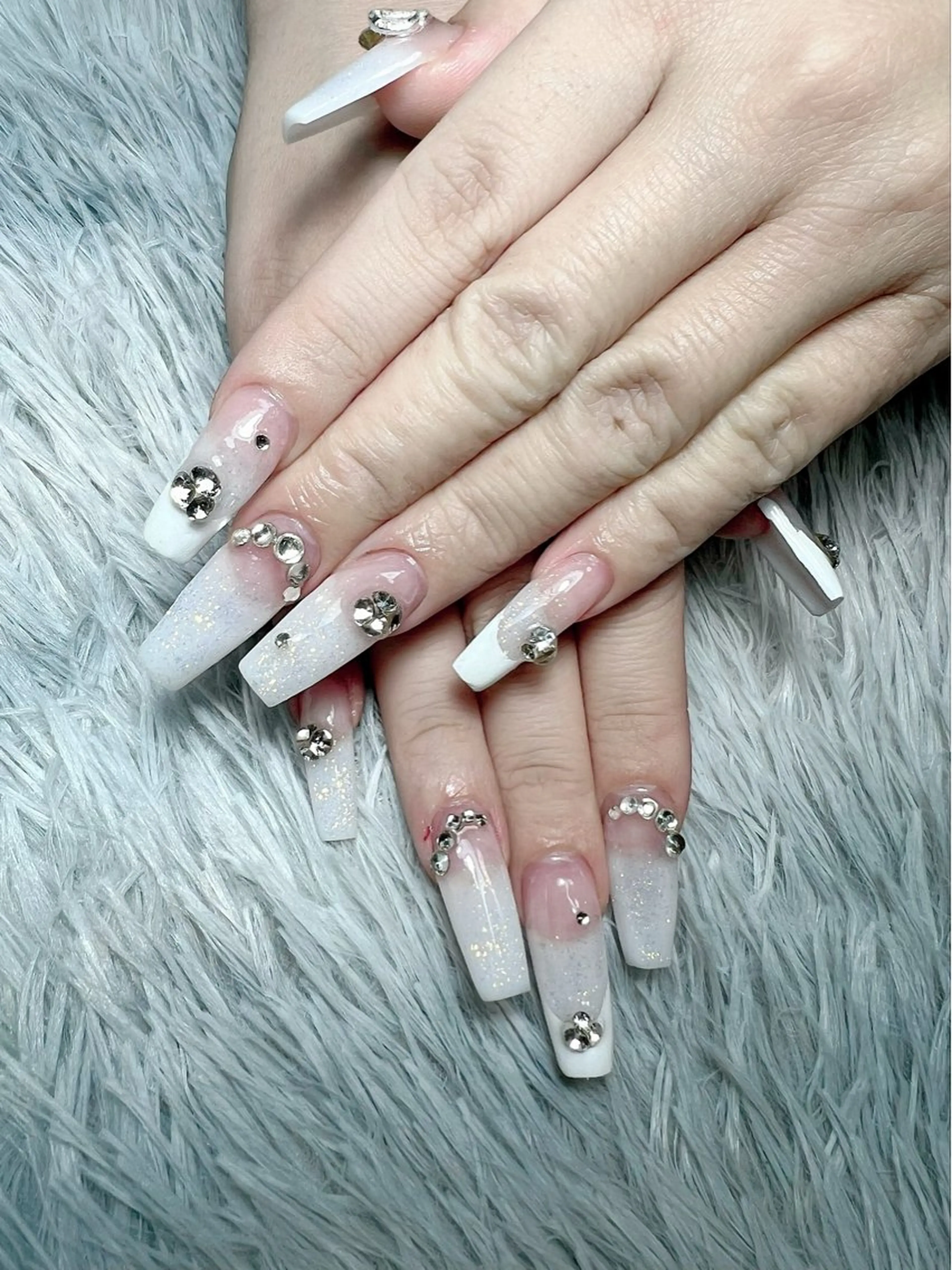 ネイル フレンチネイル ラメ(グリッター) スカルプネイル ストーンネイル ホワイト ハンドネイル シェヌネイル JURAのネイルデザイン