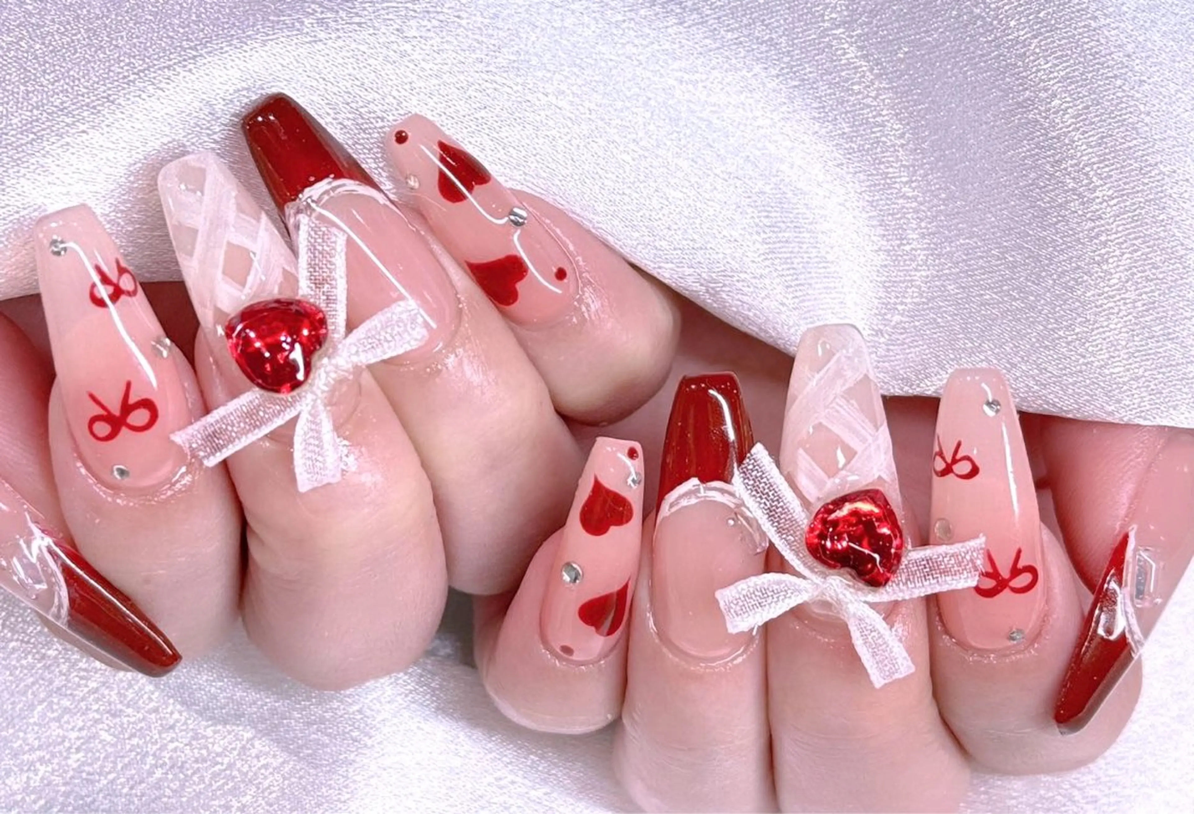 ネイル ブルー チークネイル フレンチネイル ハート ホログラムネイル ハンドネイル 美爪パラジェル導入店 Sunnilyのネイルデザイン