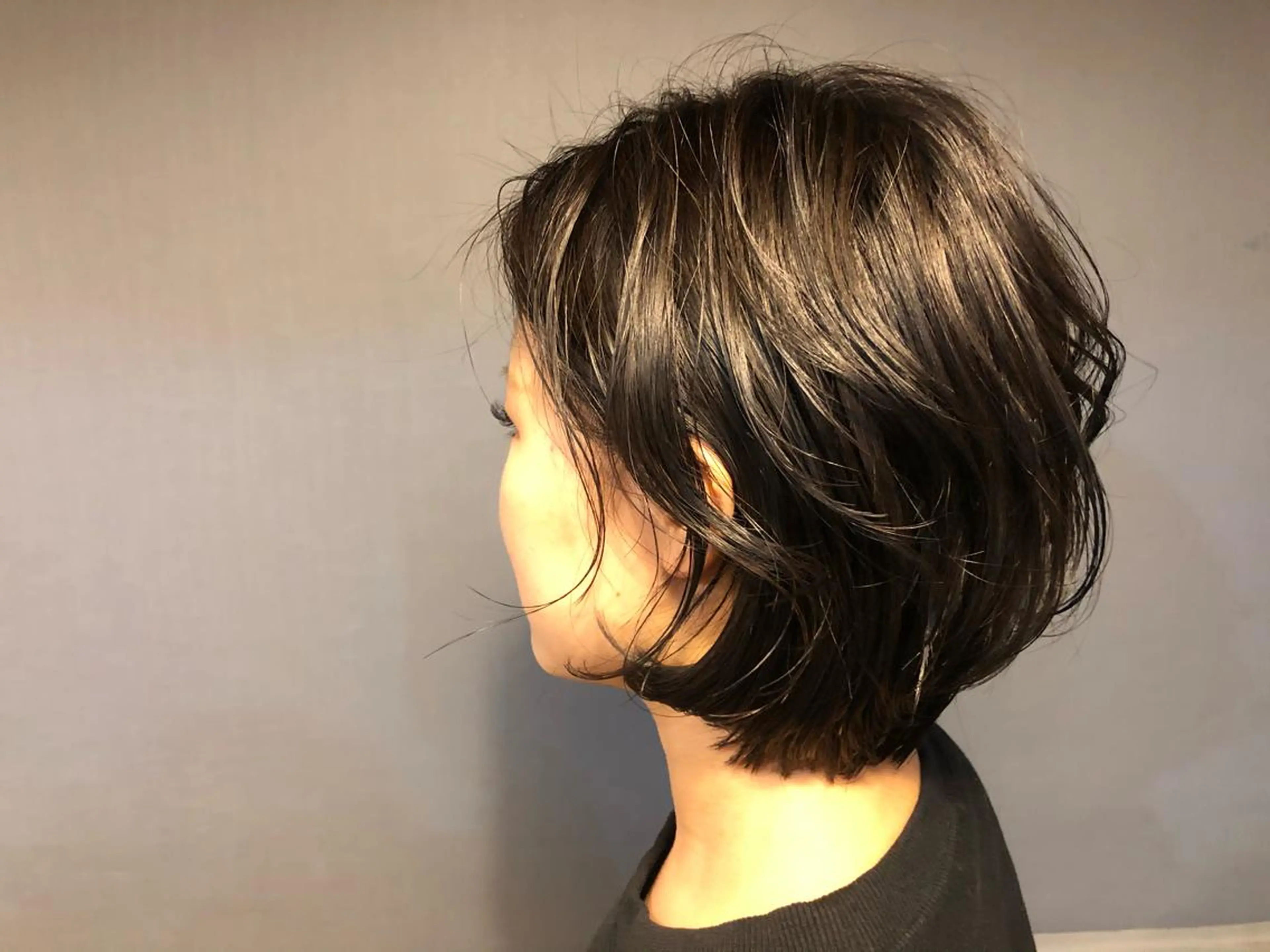 ミディアム ミディアムパーマ ハイライト カット ヘアカラー 西村 晃一のヘアスタイル