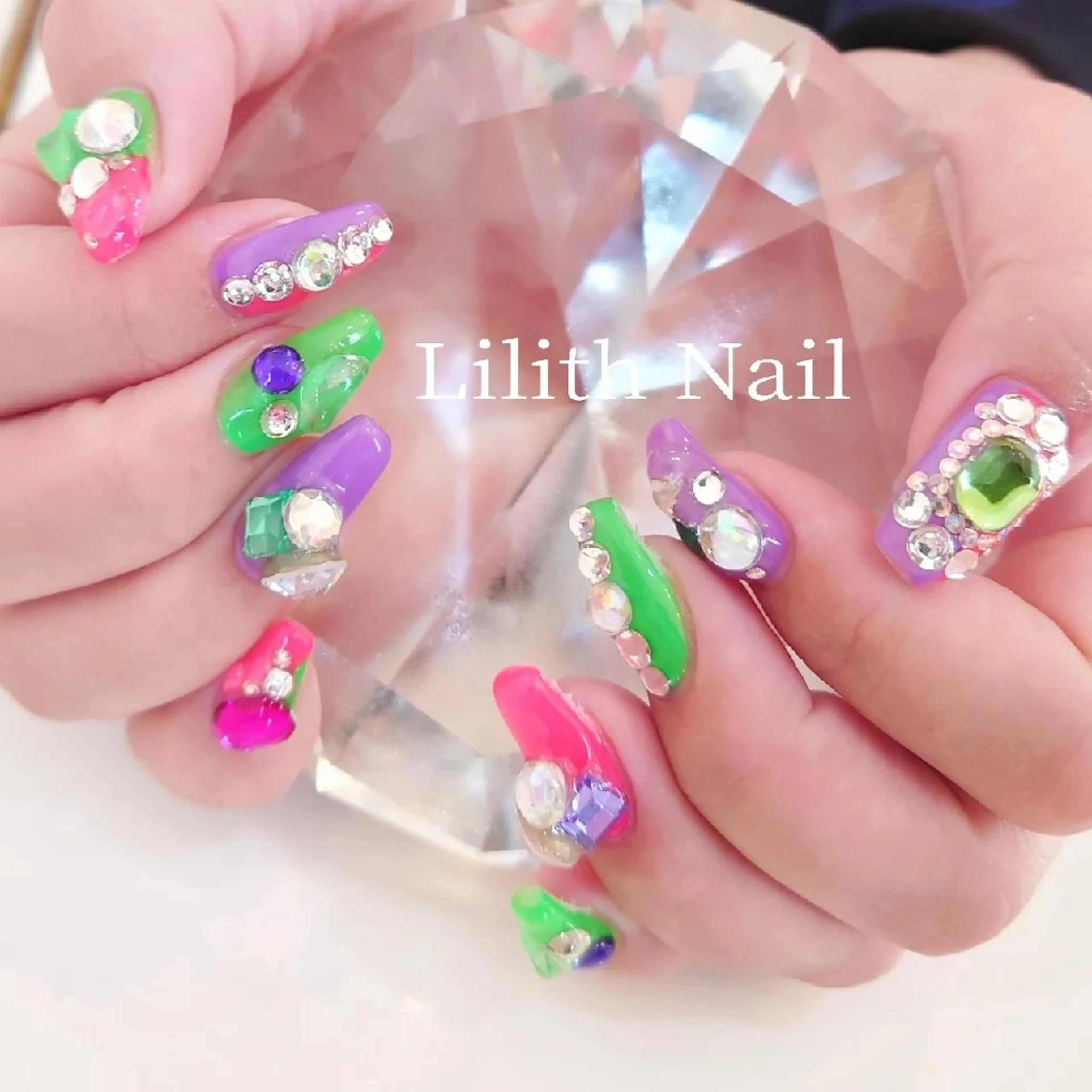 ネイル アートネイル ストーンネイル Lilith Nailのネイルデザイン