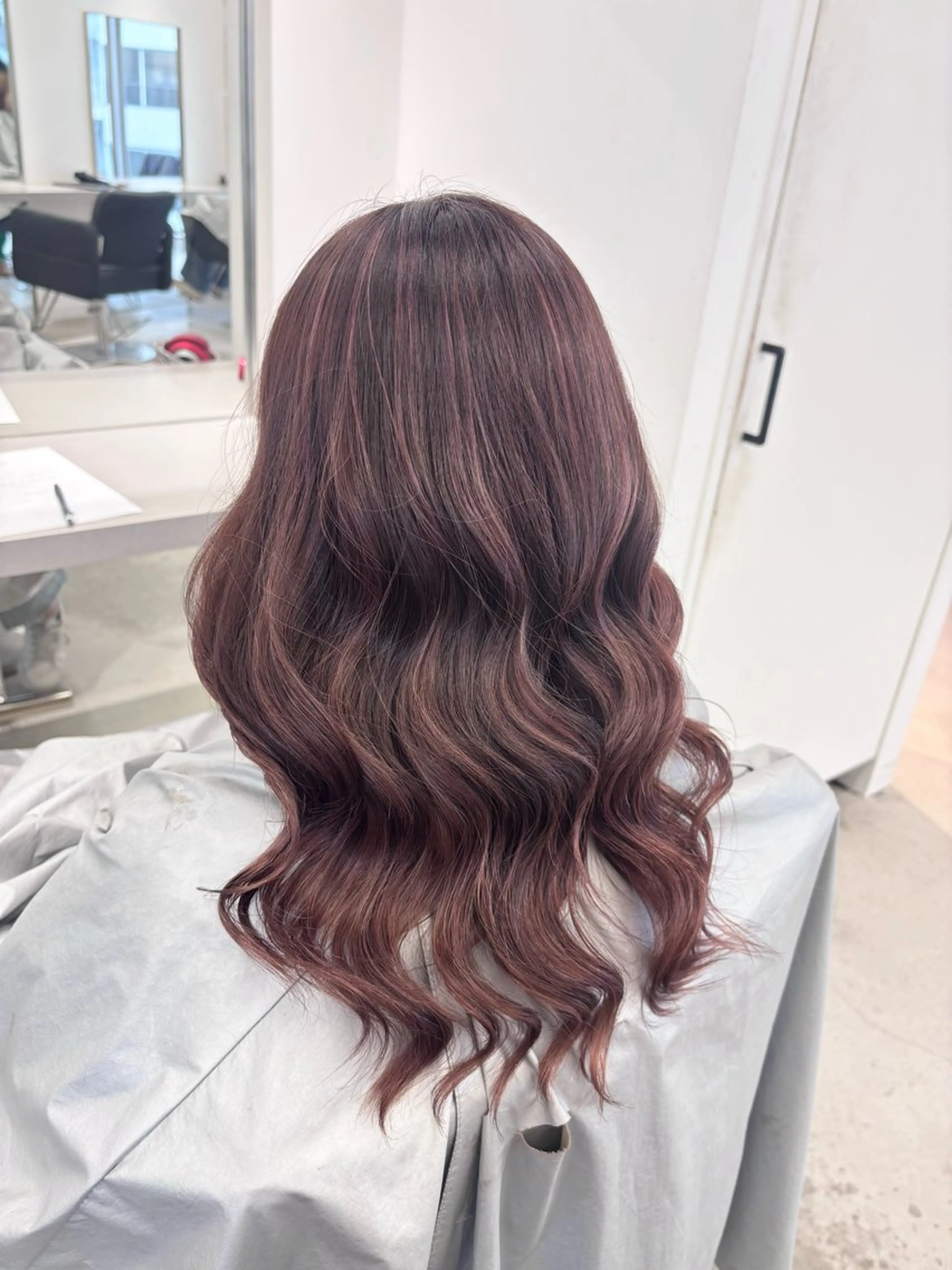ミディアム カラー ベージュカラー ハイライトカラー ピンクカラー ピンクベージュ ハイライト ヘアカラー トリートメント EIGHT /SHU🩶のヘアスタイル