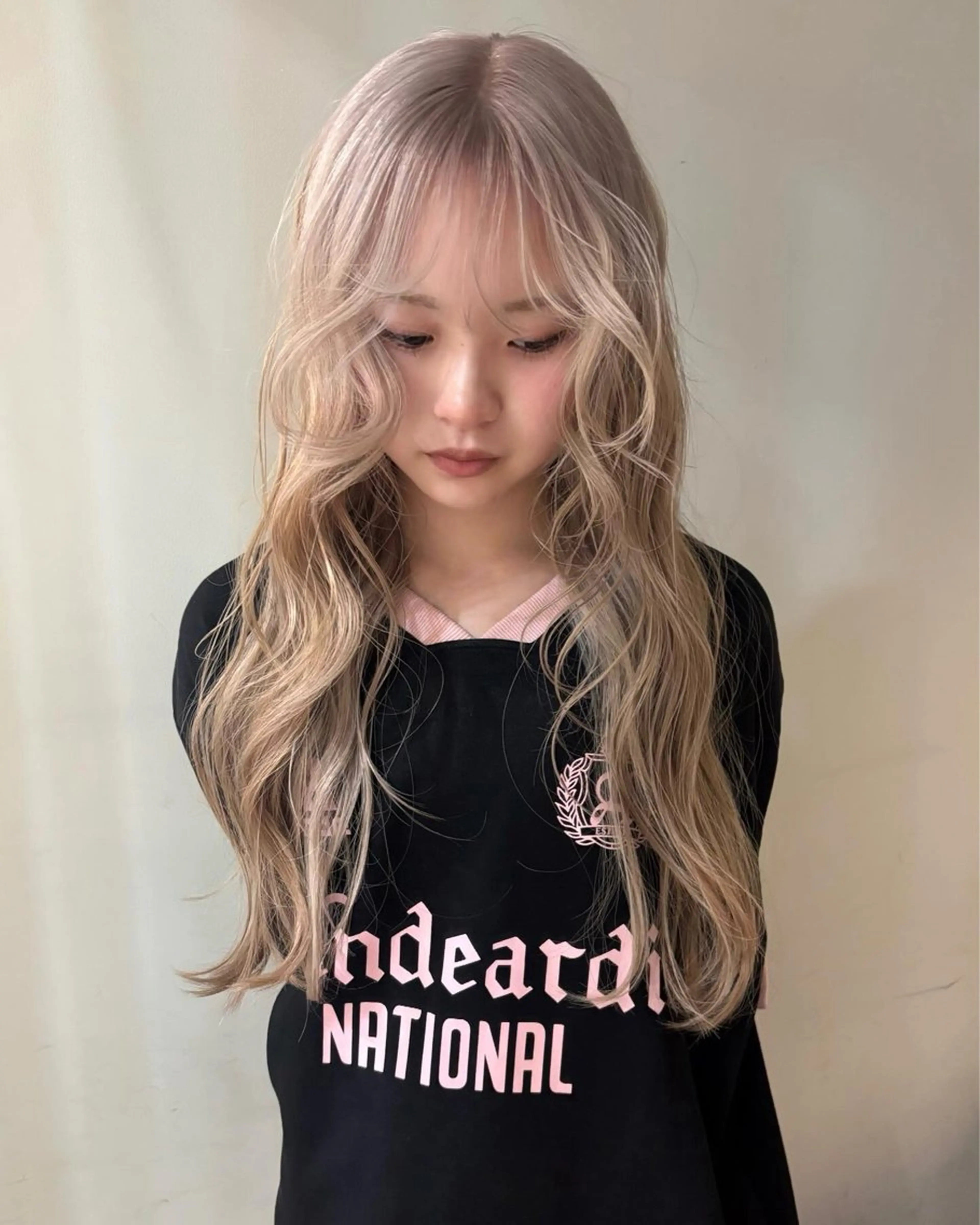 ロング ｍｏｍｏ/ ハイトーン/ベージュのヘアスタイル