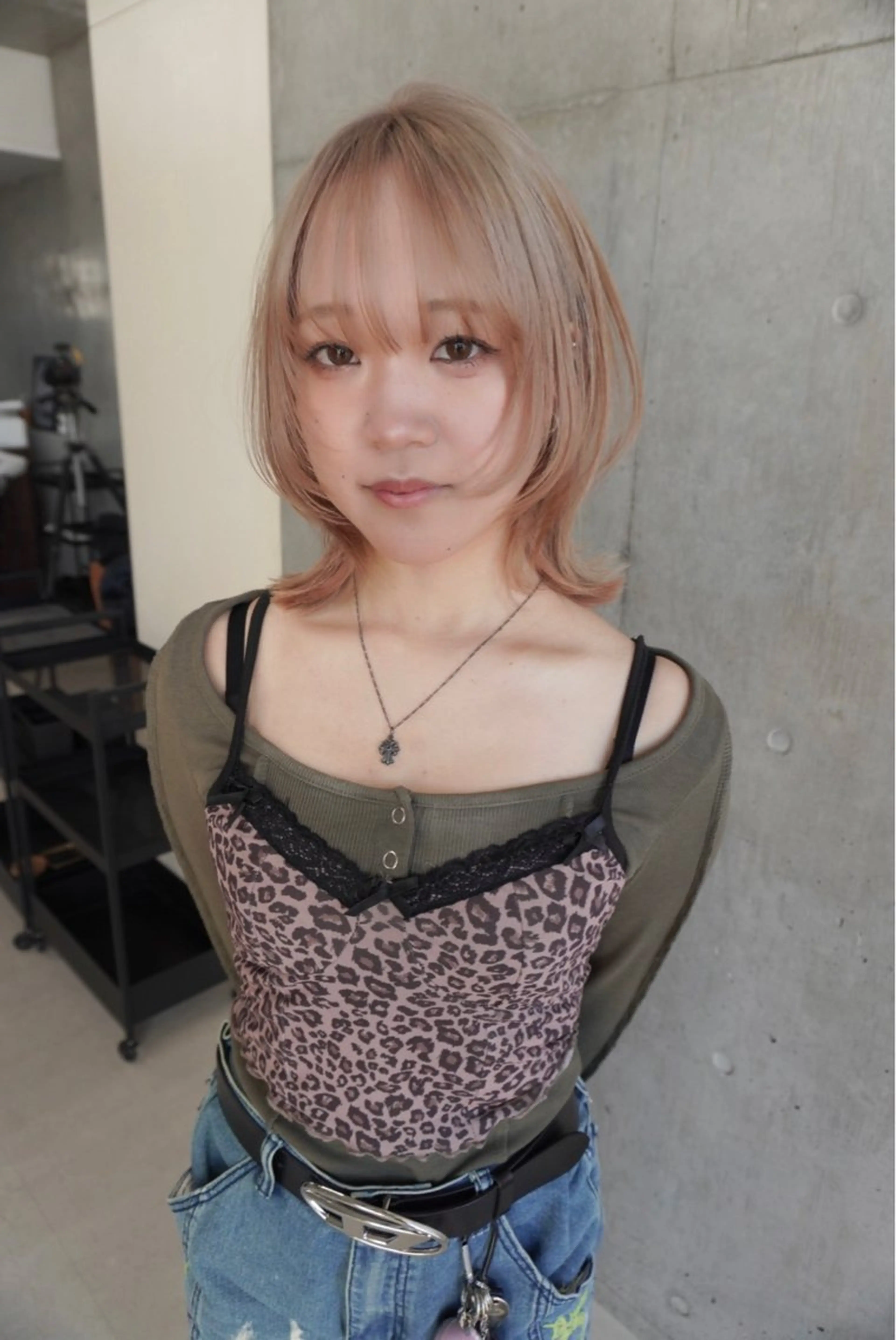 ミディアム カラー ベージュカラー ブリーチ ブロンド ダブルカラー ハイトーンカラー ウルフカット ハッシュカット/七海のヘアスタイル