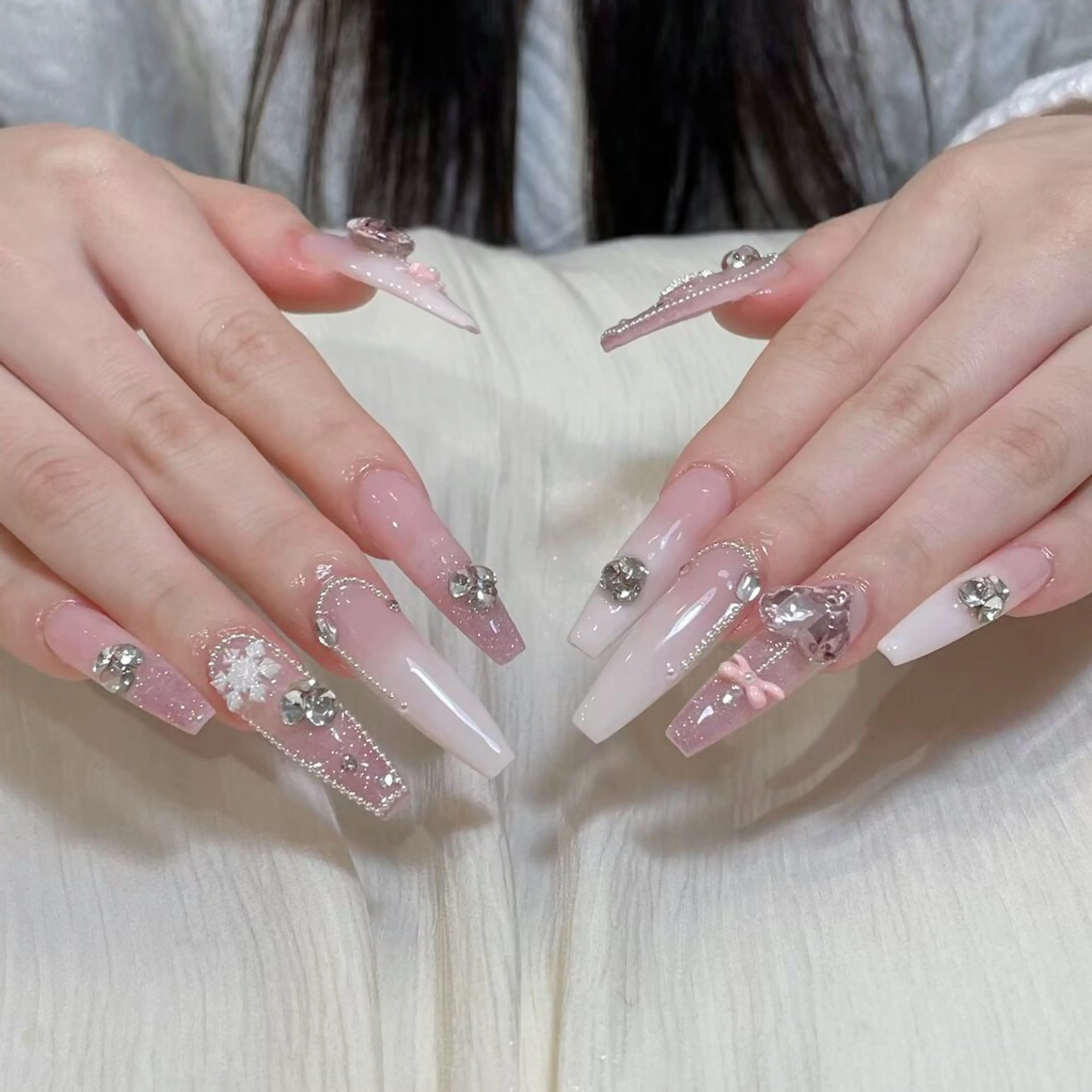 ネイル アートネイル オーロラネイル キラキラネイル 韓国ネイル マグネットネイル ハンドネイル ハンドケア Plenty 💞のネイルデザイン