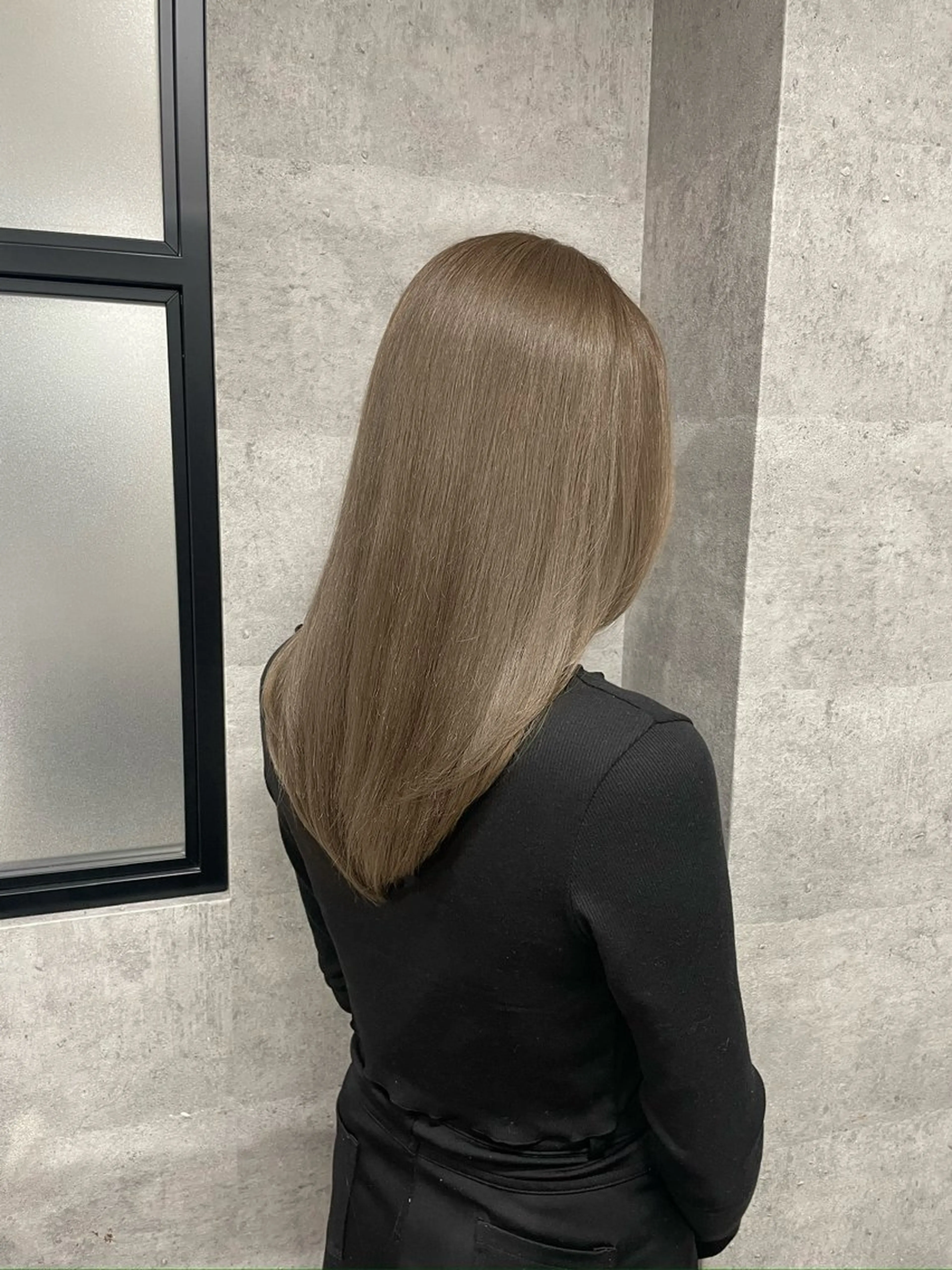 セミロング ヘアカラー 出口 千乃のヘアスタイル