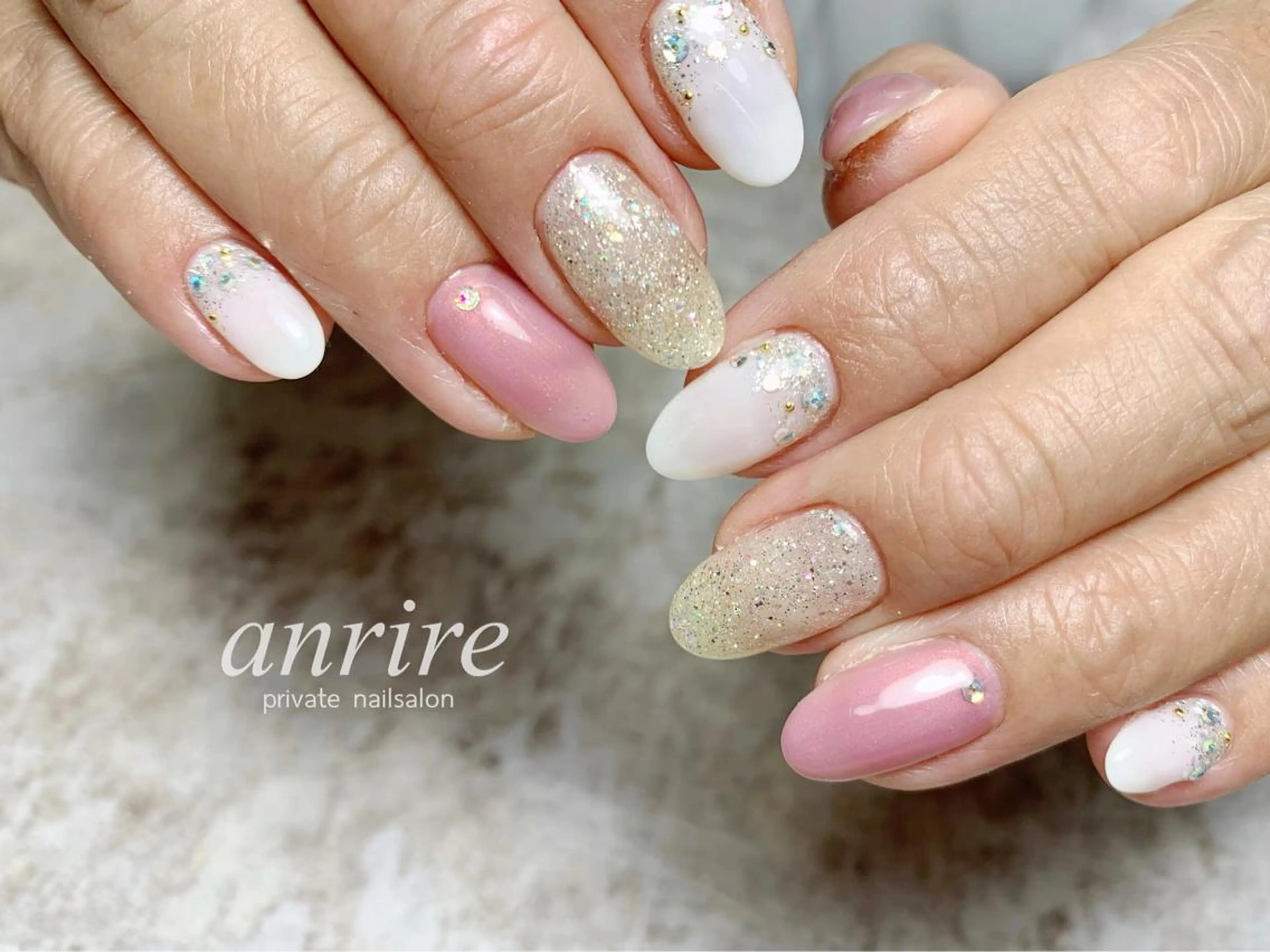 ネイル キラキラネイル ラメ(グリッター) ピンク ホワイト 冬ネイル ハンドネイル nailsalon anrireのネイルデザイン