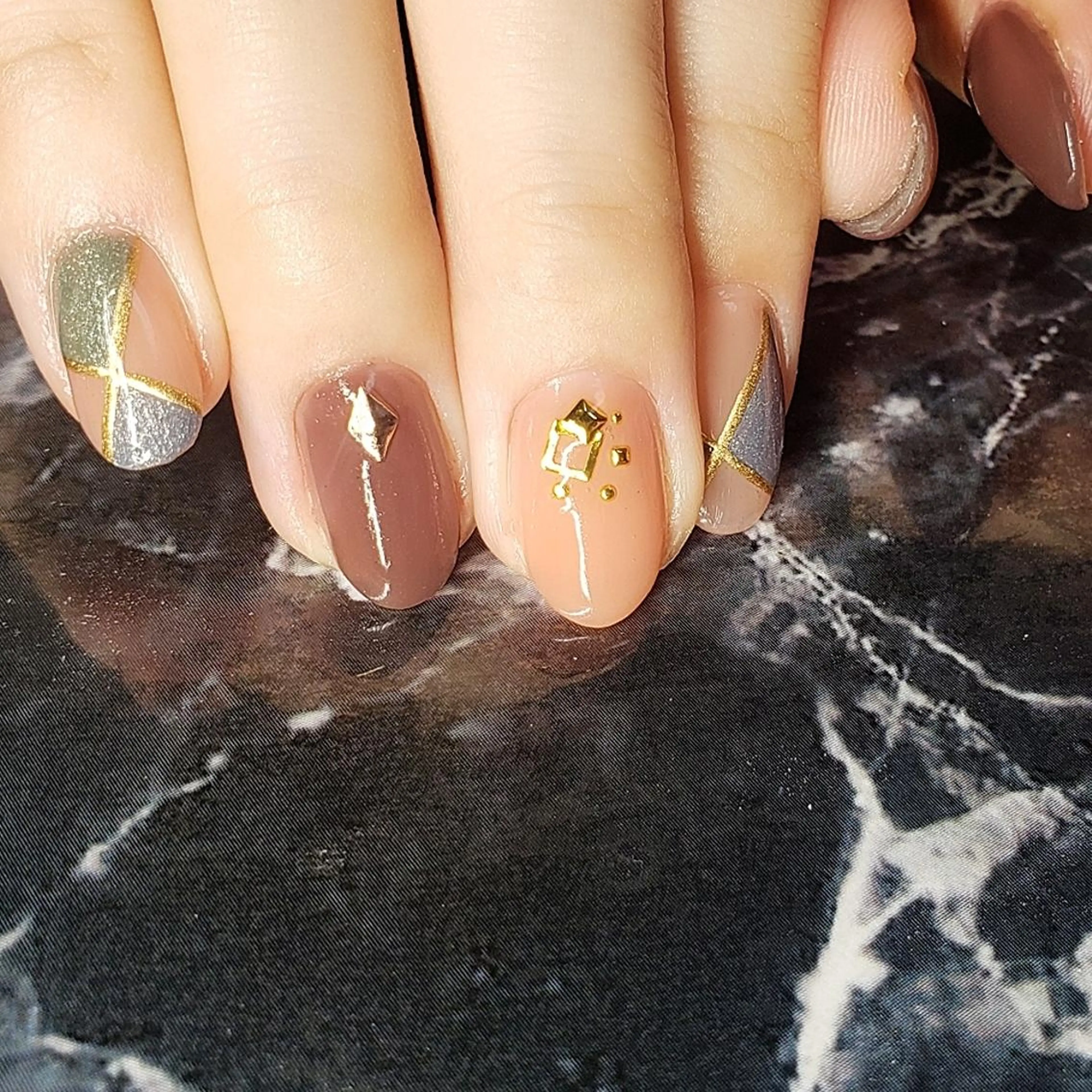 ネイル ミディアム クロキ 。のネイルデザイン