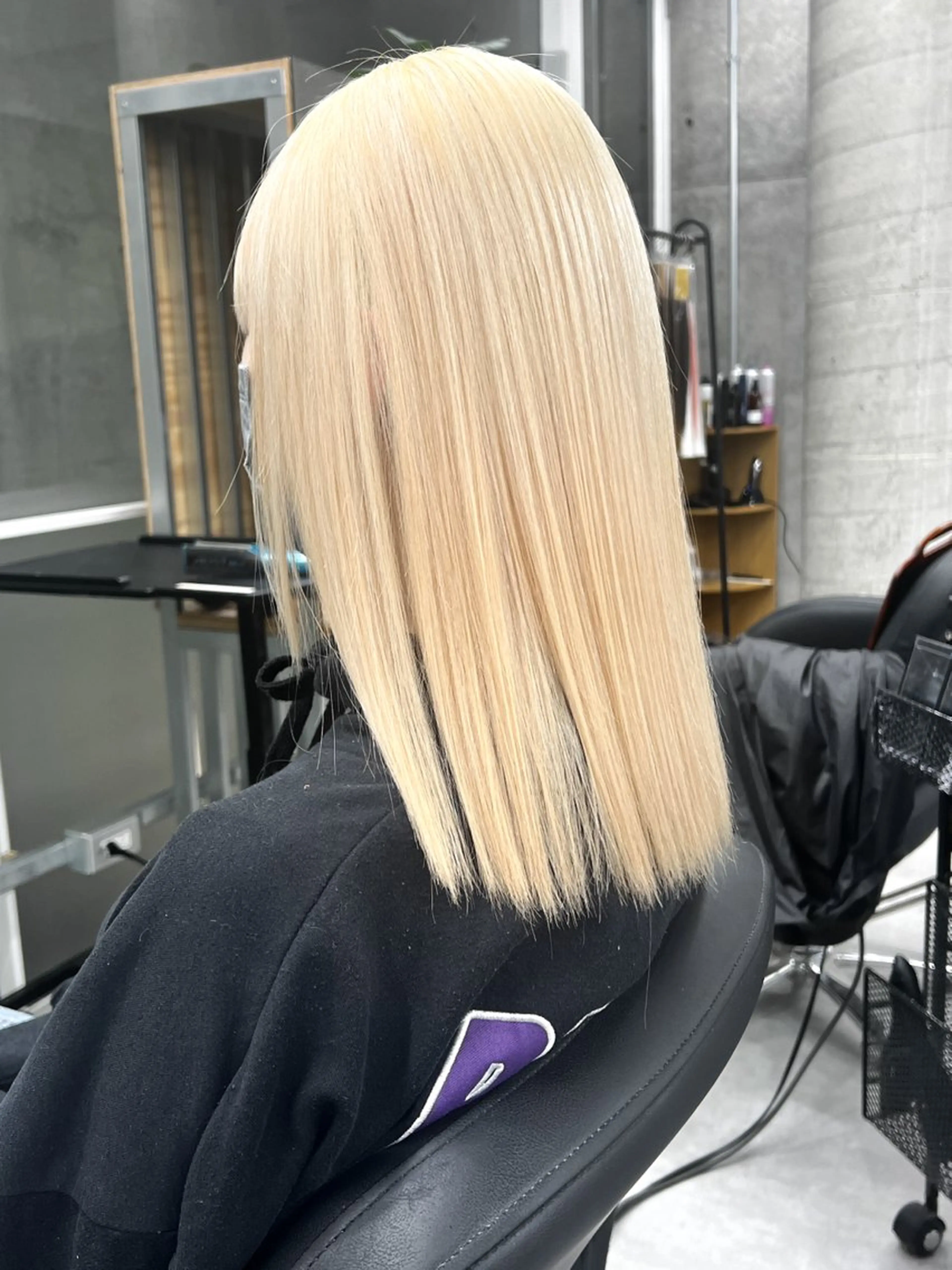 セミロング カラー ブリーチ 抜きっぱなしブロンド ブロンド カット ヘアカラー トリートメント ヘッドスパ welring hair salonのヘアスタイル