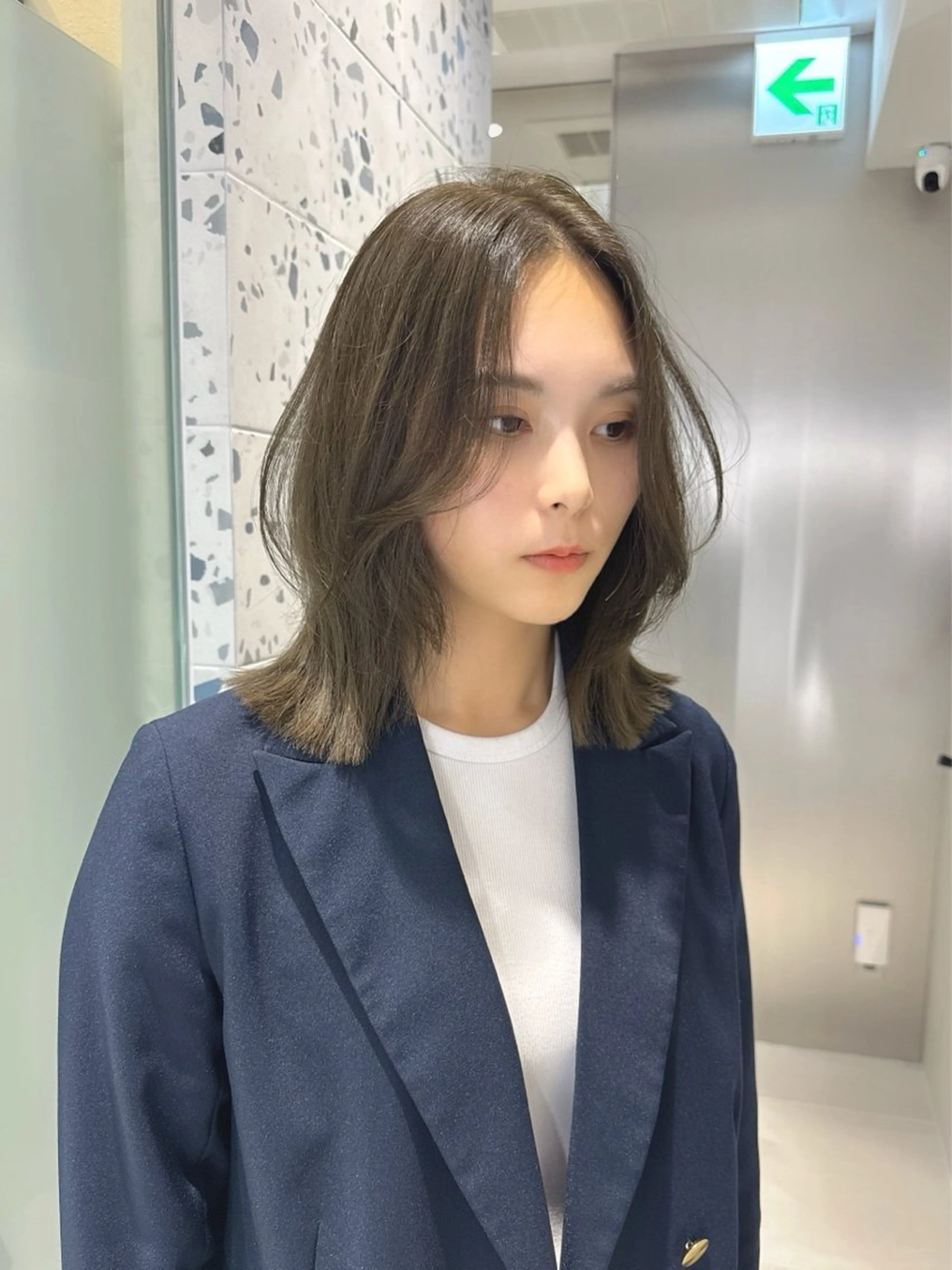 ミディアム カラー ミディアムレイヤー ベージュカラー ブリーチ オリーブベージュ レイヤーカット カット ヘアカラー トリートメント 矢野 晃平のヘアスタイル