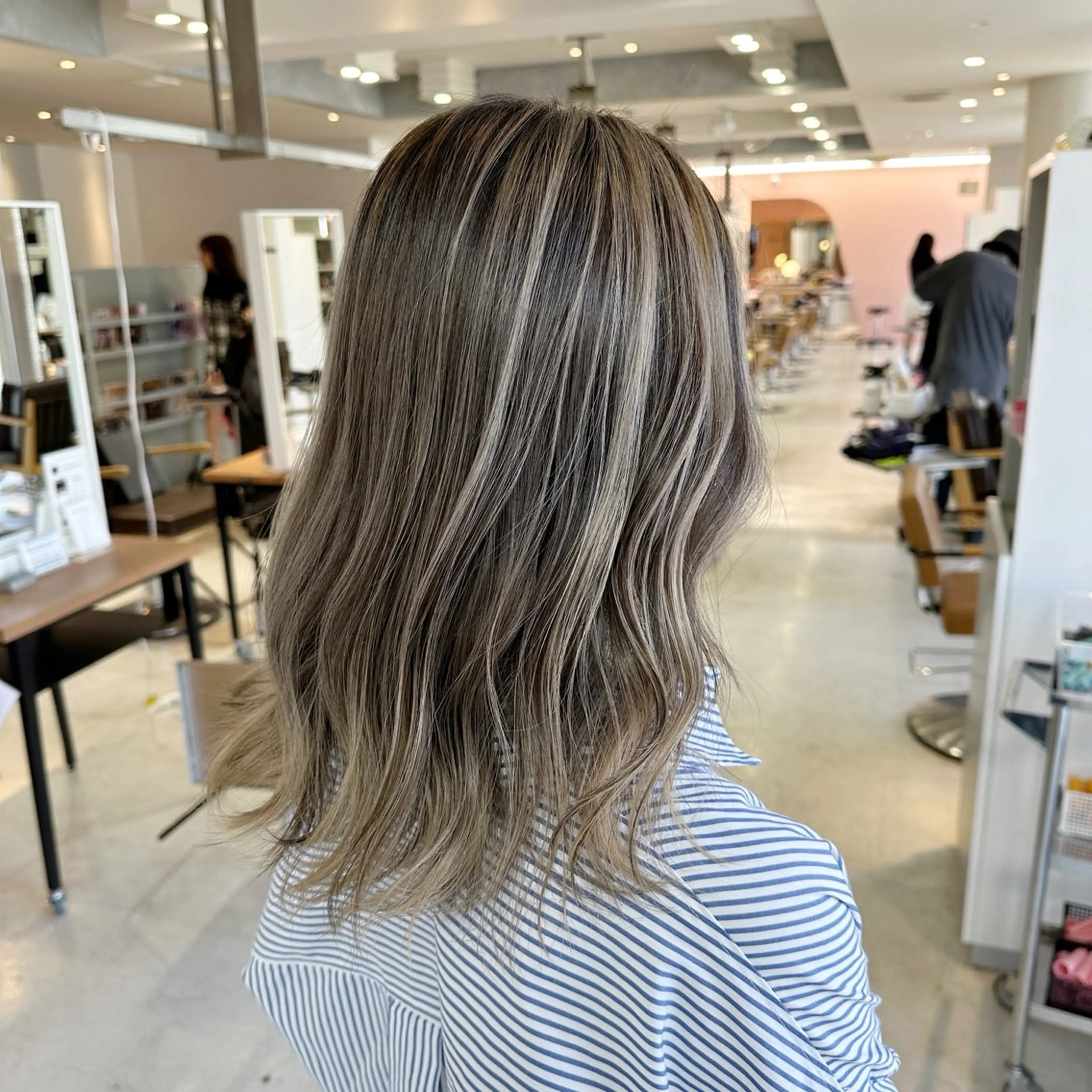 ミディアム カラー バレイヤージュ ベージュカラー ブリーチ ケアブリーチ ダブルカラー レイヤーブリーチ特化 ホワイト専門/岸のヘアスタイル
