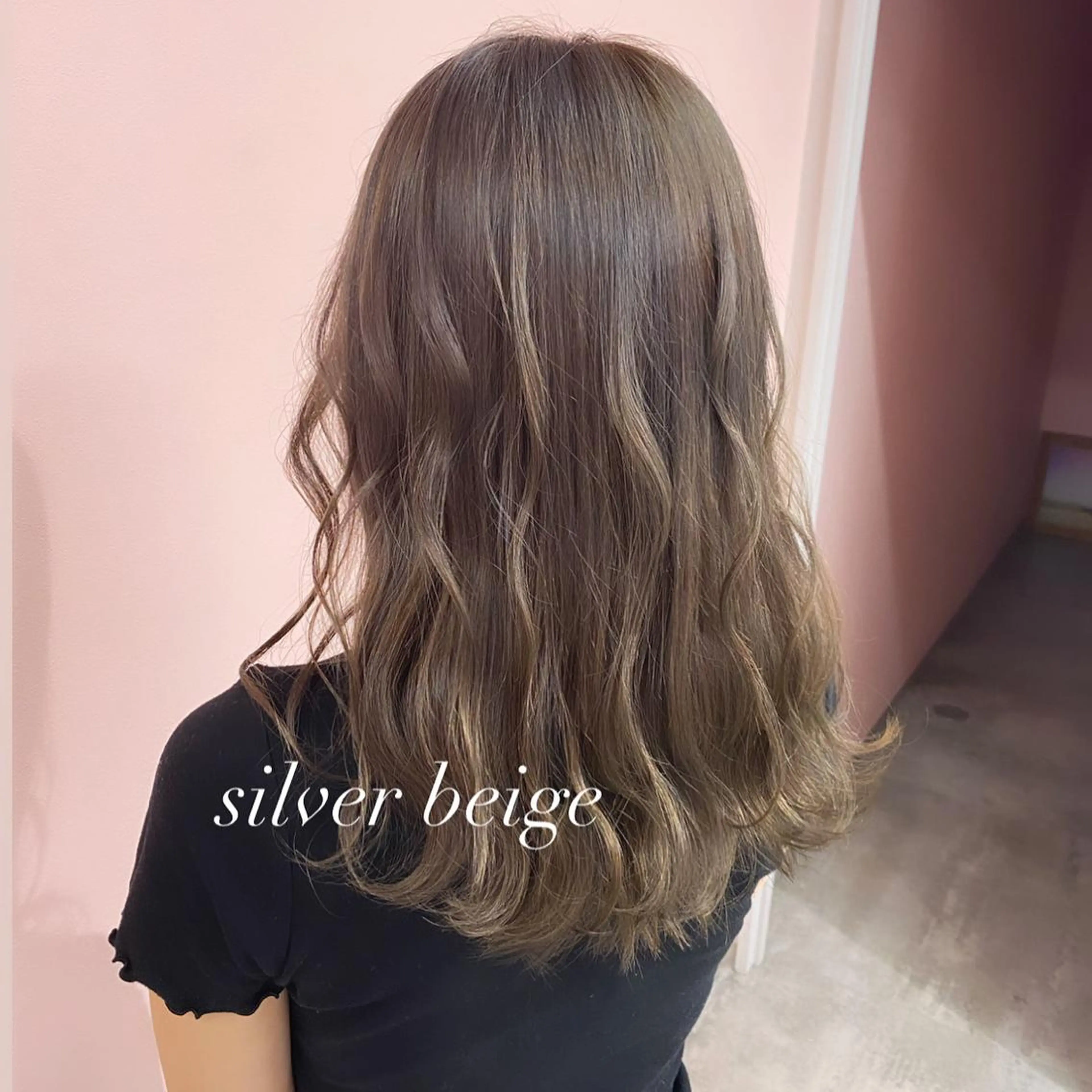 セミロング カラー ベージュカラー ブリーチ シルバー シルバーベージュ くびれヘア RIYA❤︎ Aujuaソムリエのヘアスタイル