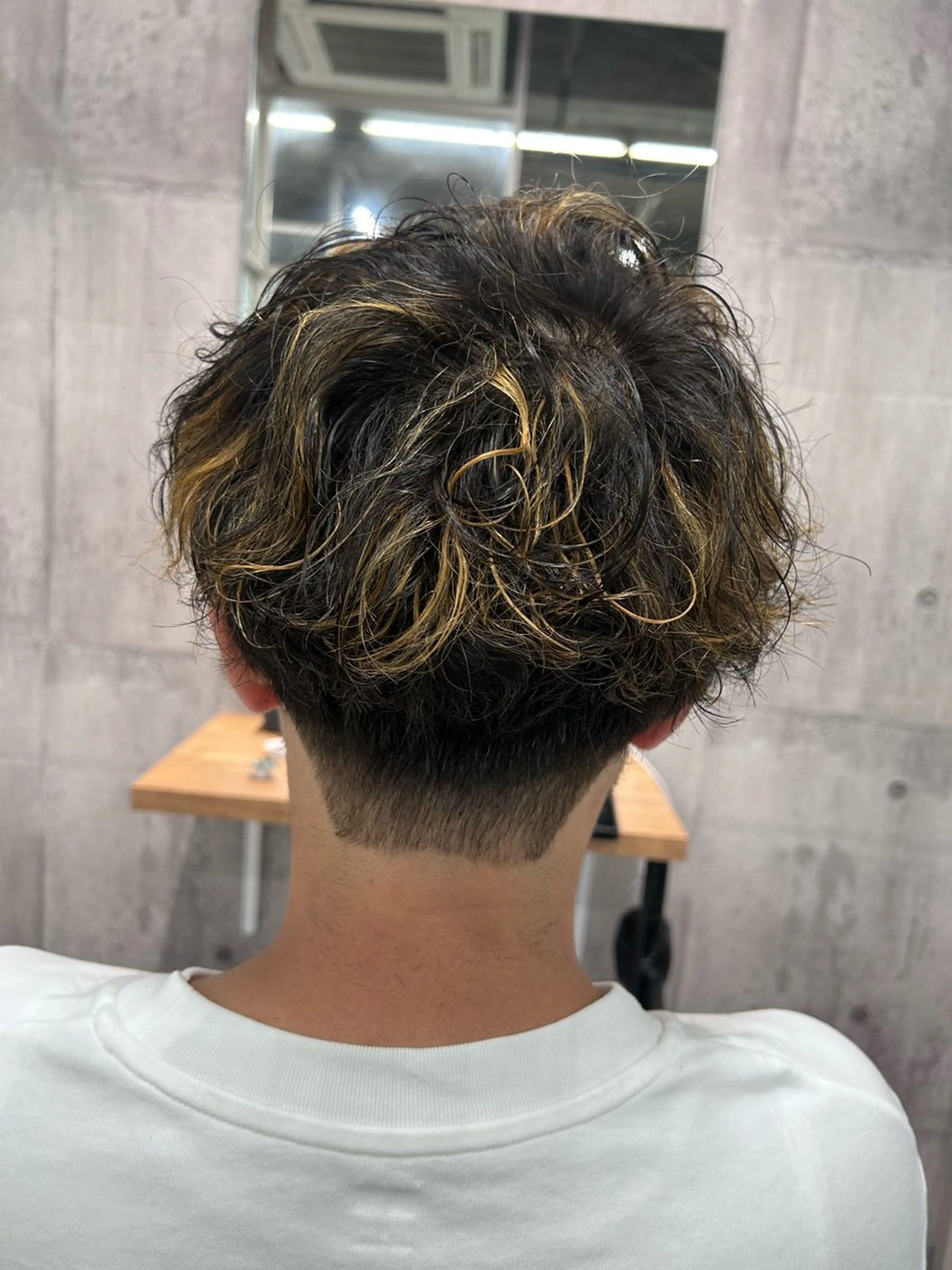 カラー パーマ メンズ メンズバレイヤージュ メンズブリーチ メンズハイライト メンズインナーカラー メンズパーマ カット パーマ ヘッドスパ newi赤羽 ✂️KEN✂️のヘアスタイル