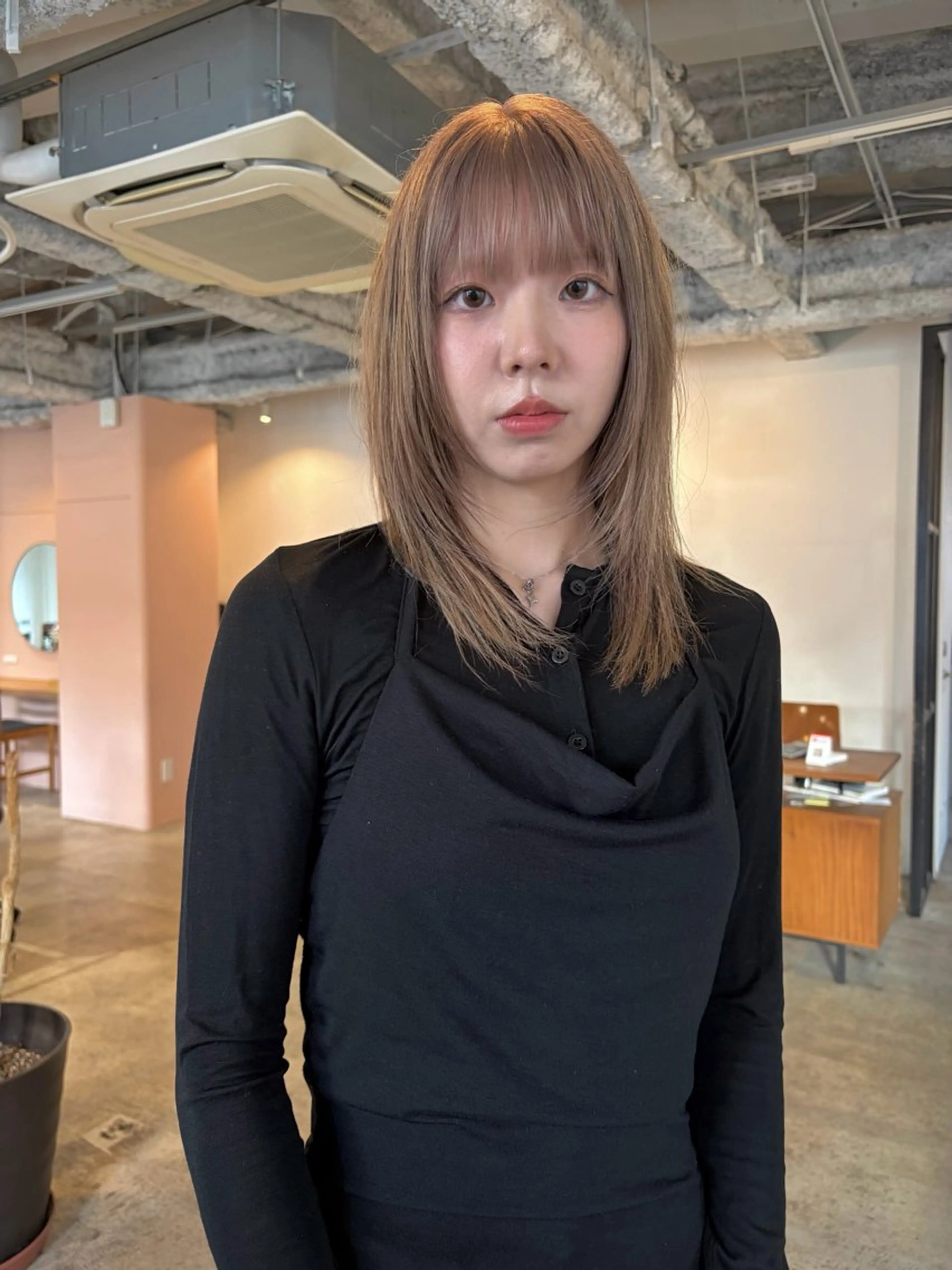 セミロング カラー ベージュカラー ブリーチ ミルクティーベージュ レイヤーカット カット ヘアカラー yu maのヘアスタイル