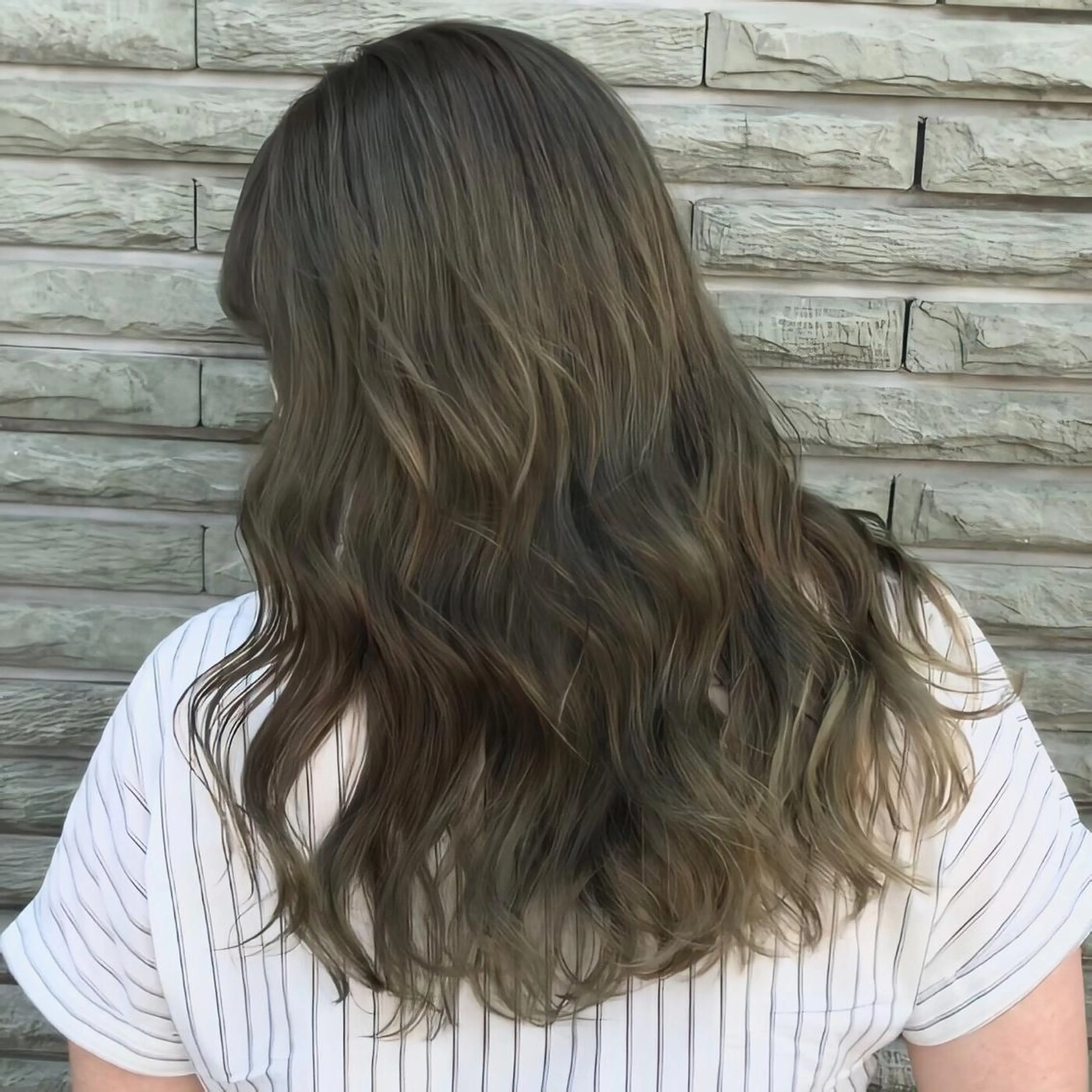 ロング カラー バレイヤージュ グラデーションカラー ハイライトカラー ハイトーンカラー ハイライト NEO Beauty Salon所属・𝐍𝐄𝐎 𝐉𝐔𝐑𝐈のネイルデザイン