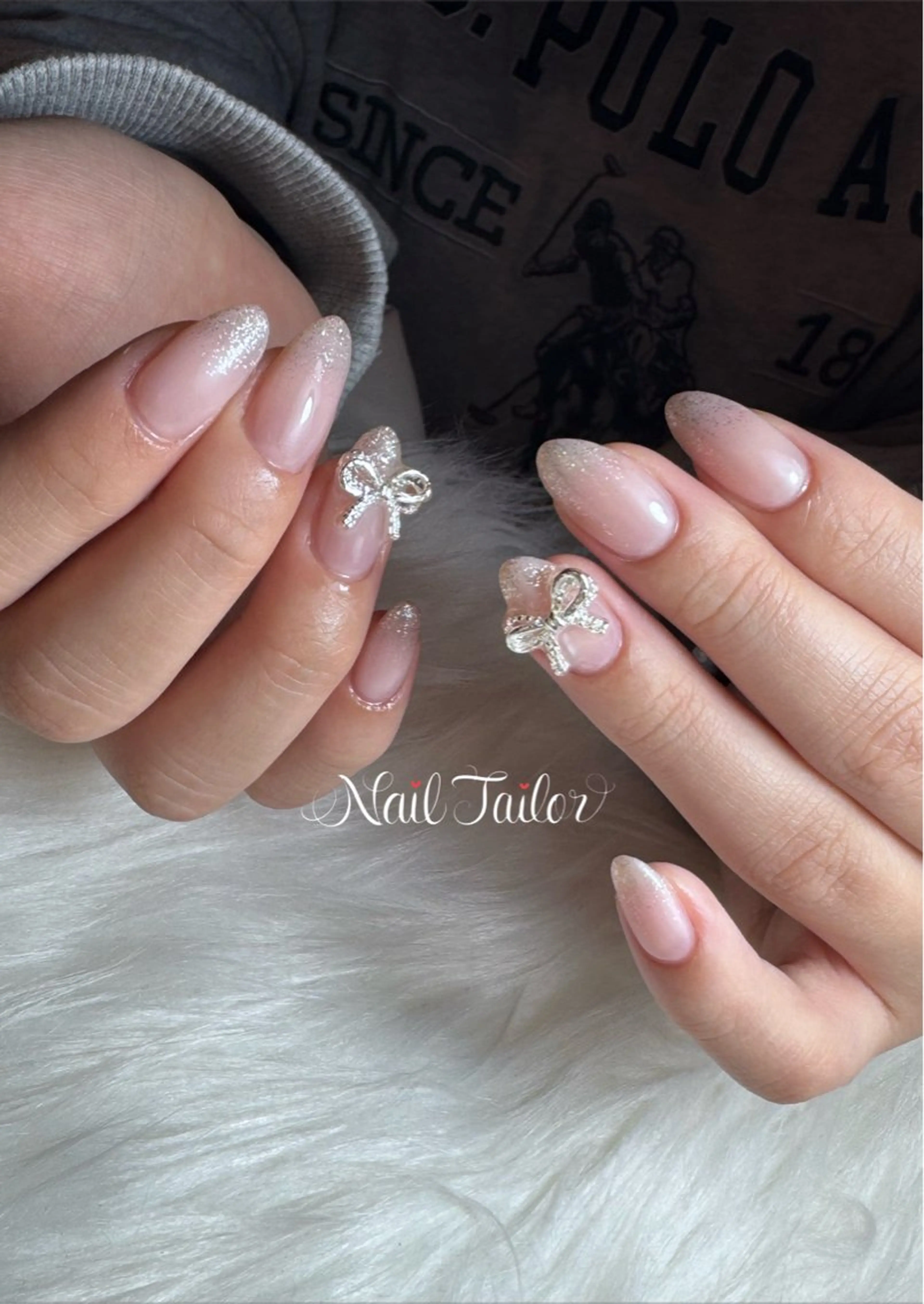 ネイル ガーリー キラキラネイル リボン シルバー ハンドネイル NailTailor ネイルテイラーのネイルデザイン
