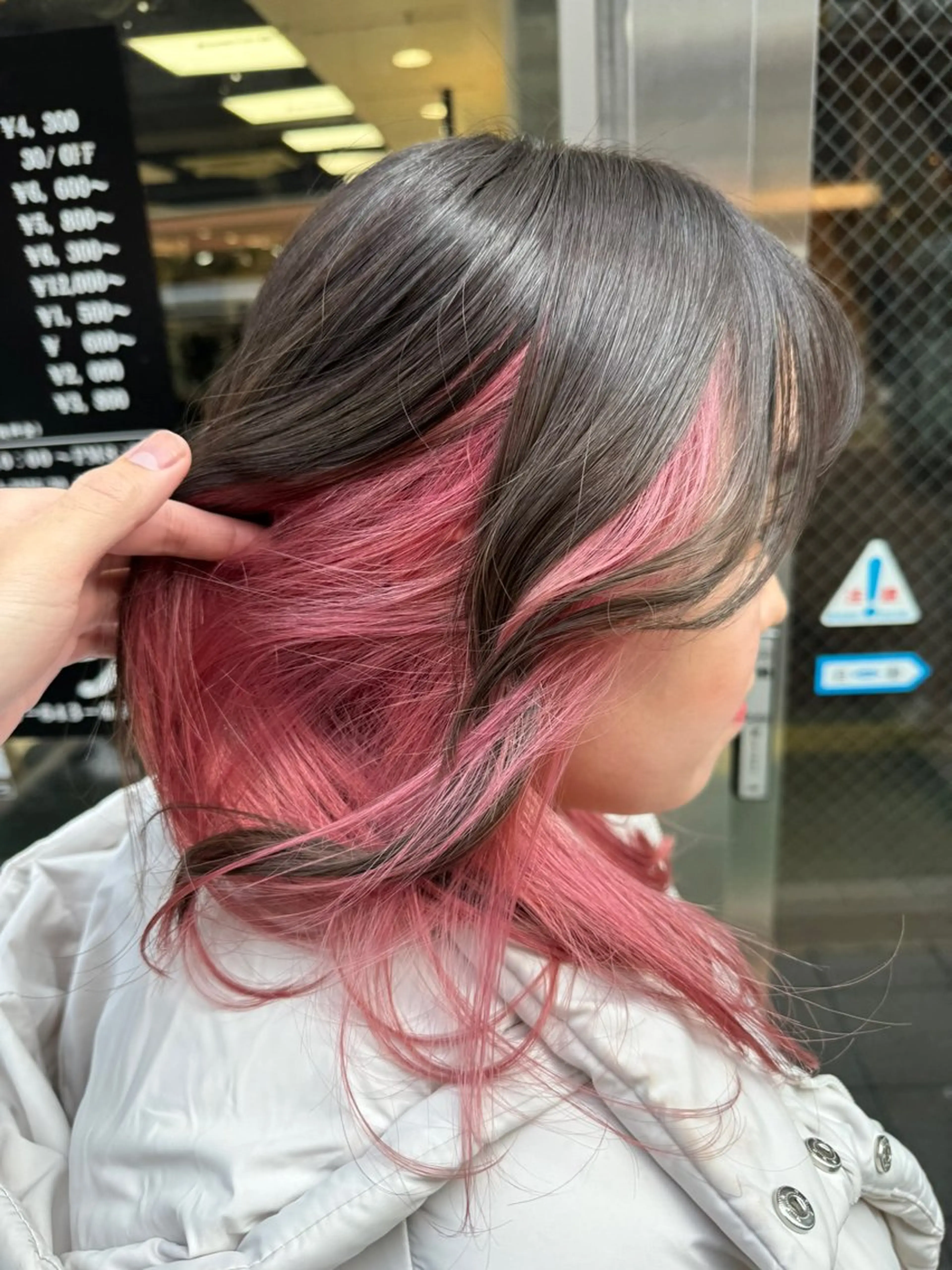 ミディアム カラー ヘアアレンジ 切りっぱなしボブ アッシュ アッシュブラウン ミストバング ブリーチ カット ヘアカラー トリートメント Zina 大宮所属・目黒 碧人のヘアスタイル