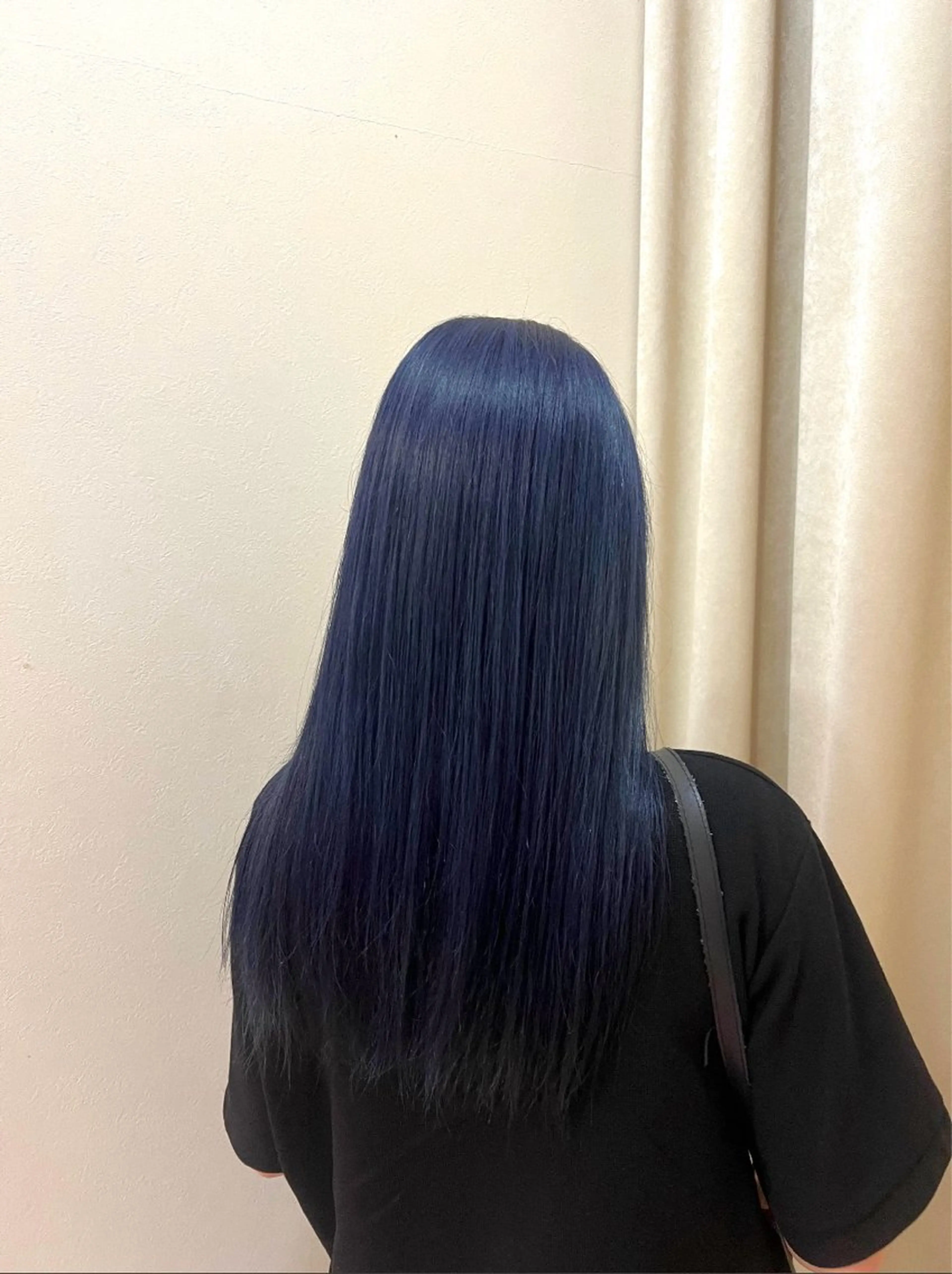 ロング カラー 黒髪 ブリーチ ブルーカラー ブルーブラック ヘアカラー LiTA 友田未来のヘアスタイル