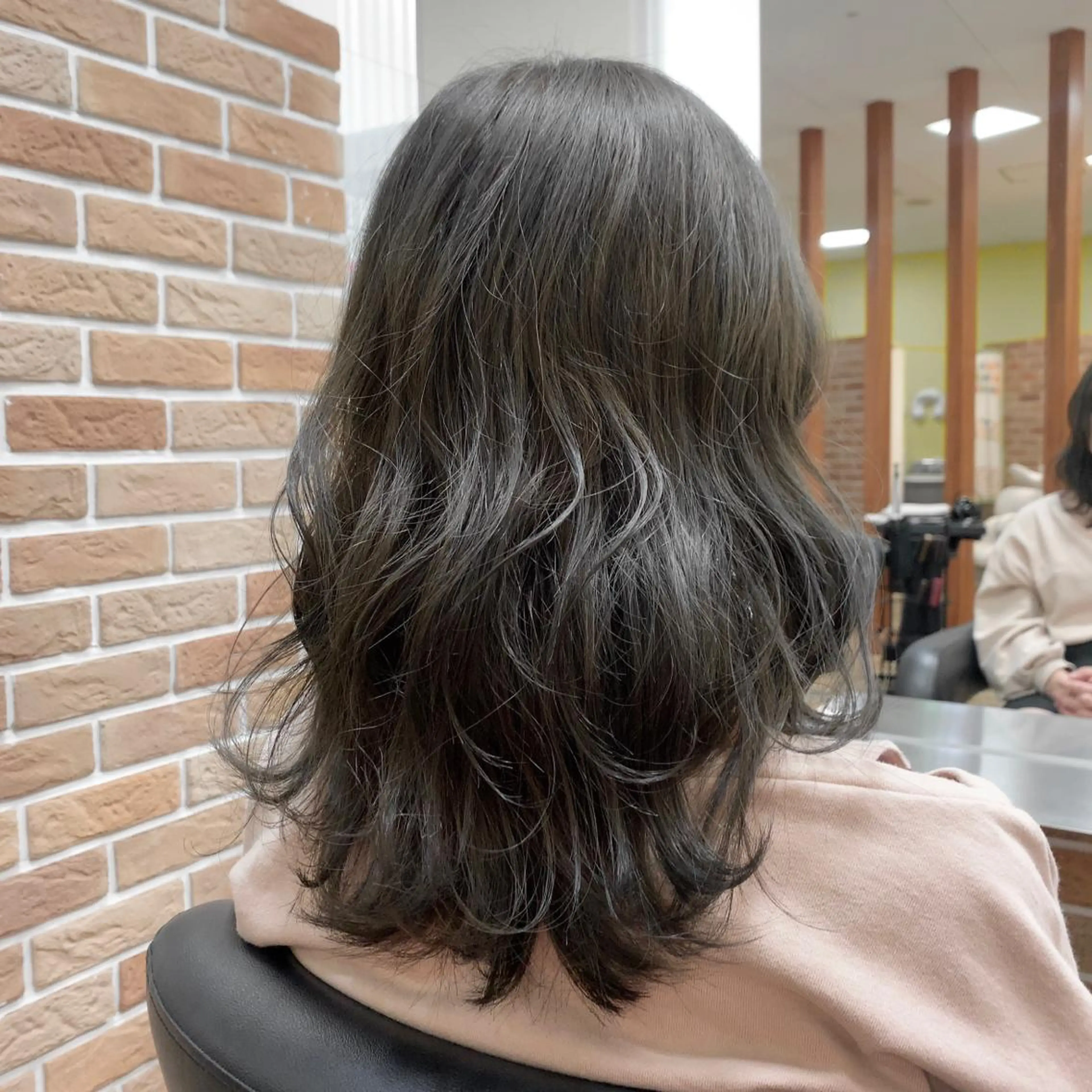 セミロング カラー アッシュ アッシュグレー ブリーチ ブリーチなしカラー カット ヘアカラー 山田 里美のヘアスタイル