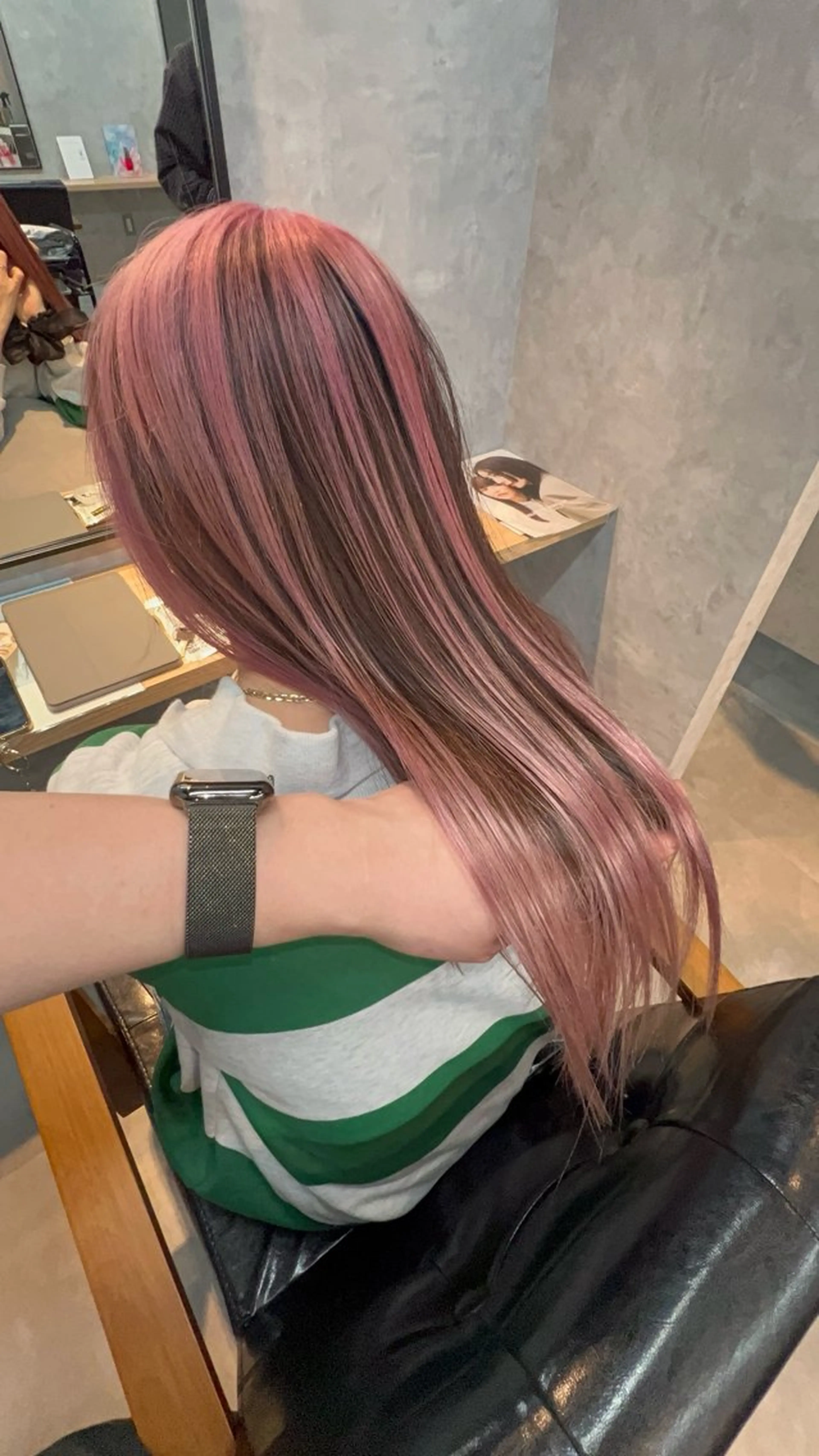 ロング motoトップカラー リスト/ブリーチカラのヘアスタイル