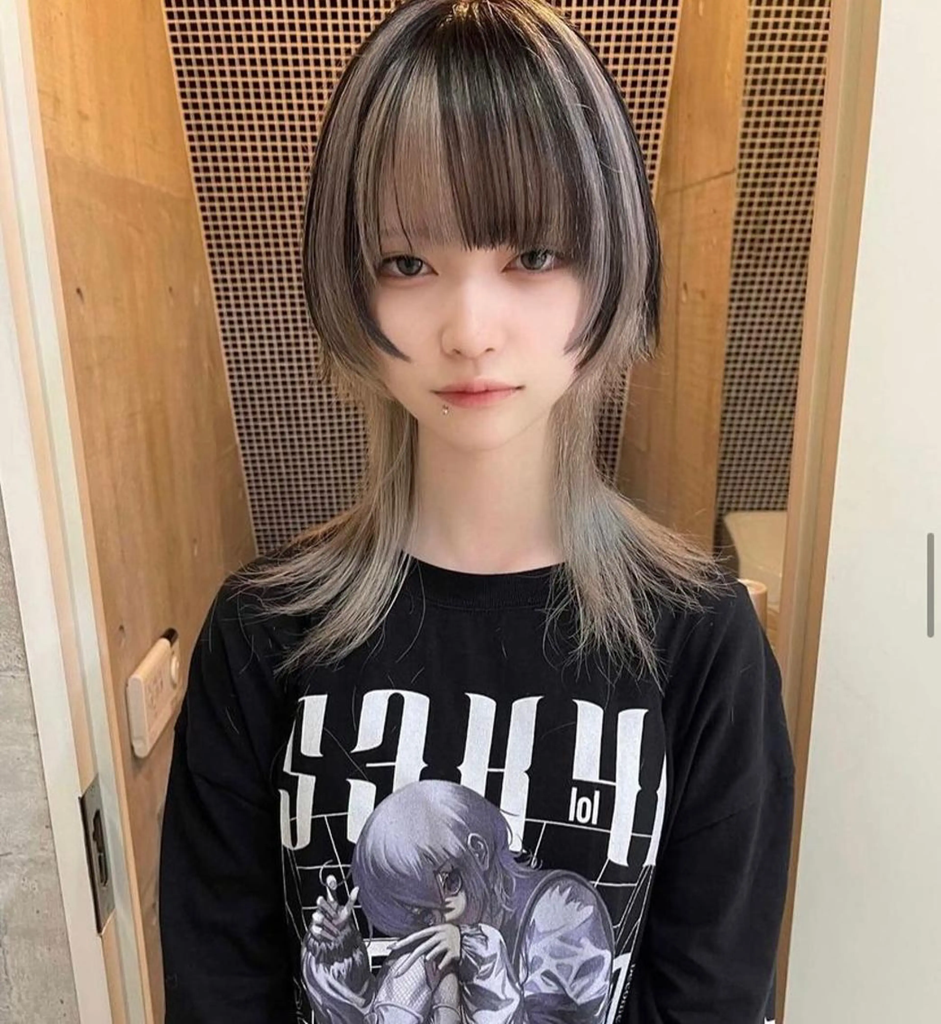 ミディアム カラー 黒髪 くびれヘア ウルフカット カット ヘアカラー ヘアセット 中性ウルフカット ケアブリーチ/ケイトのヘアスタイル