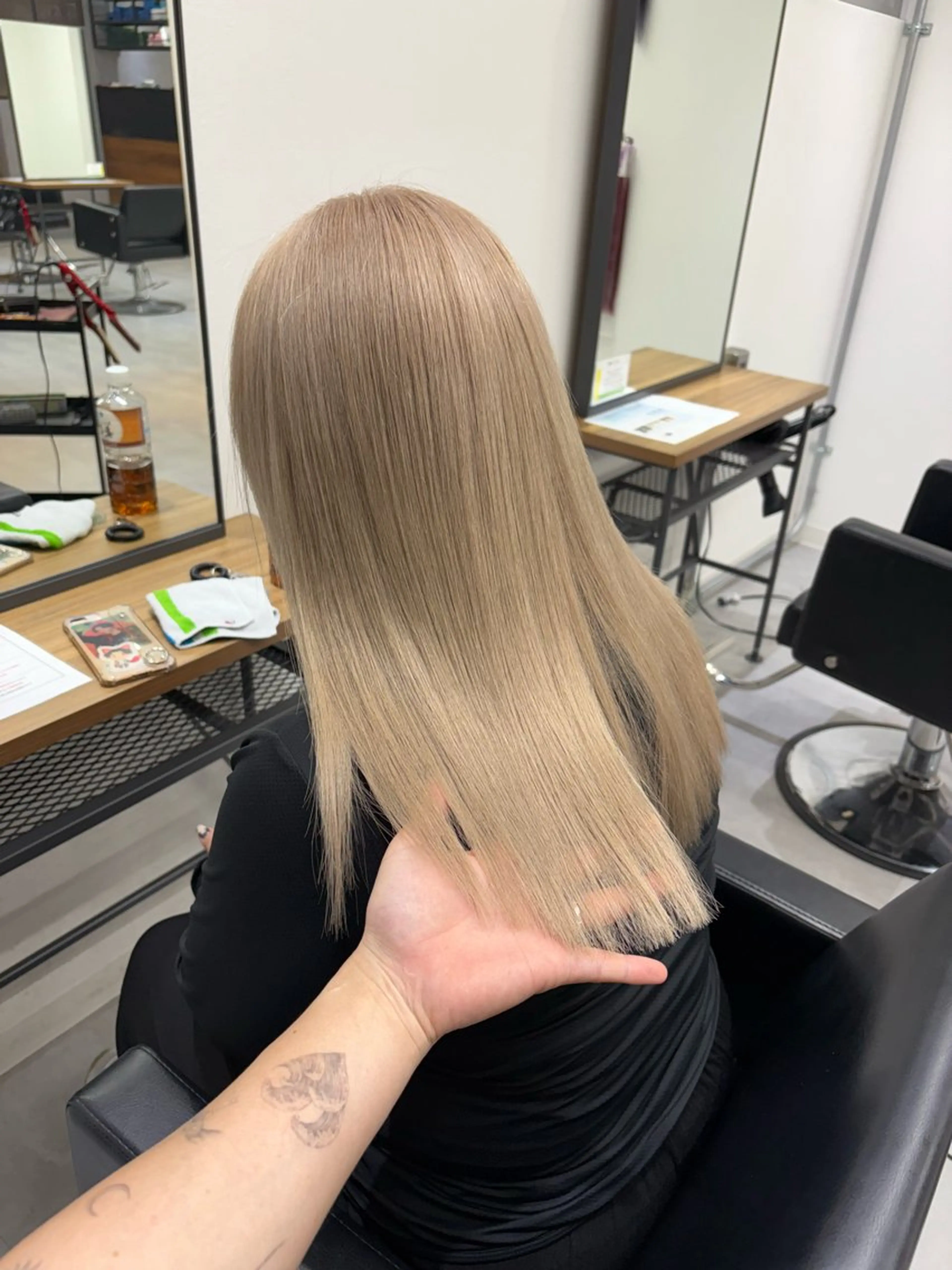 セミロング カラー ベージュカラー ブリーチ ダブルカラー ホワイトベージュ KEISUKE🐶 カラー✨エクステのヘアスタイル