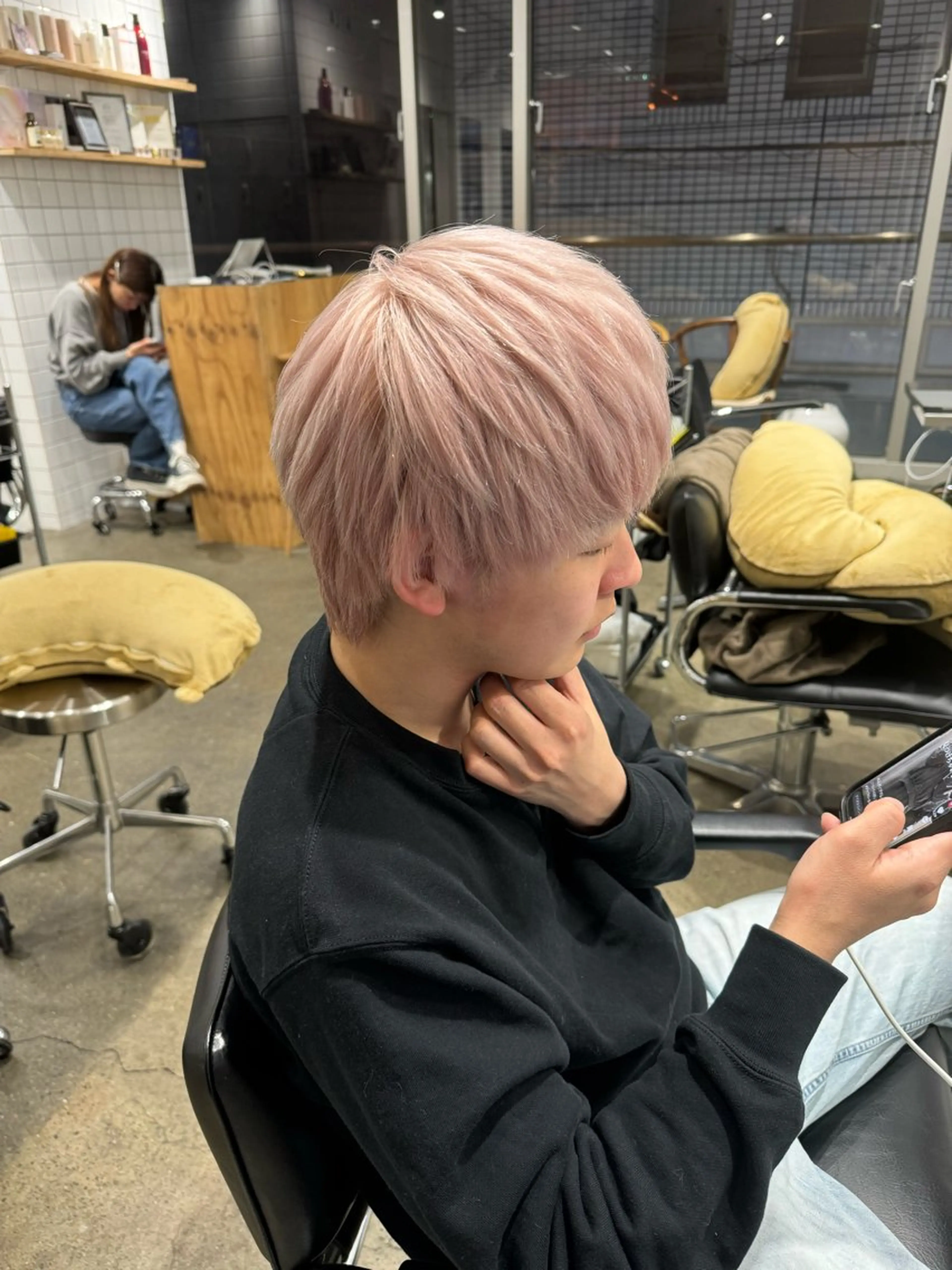 ショート カラー メンズ メンズブリーチ ブリーチ ピンクカラー ホワイトピンク 新宿 似合わせカラー HINAのヘアスタイル