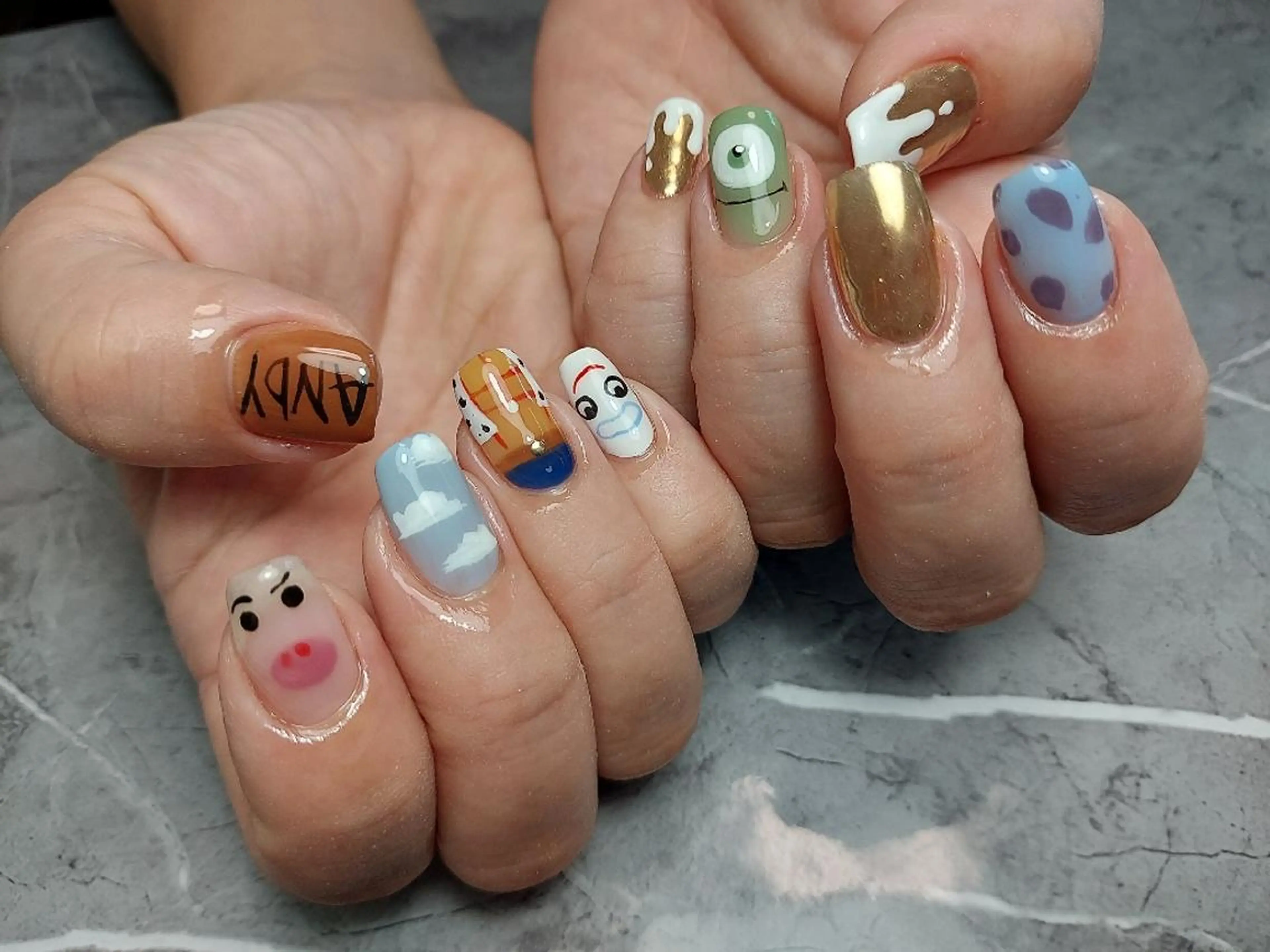ミディアム ハンドネイル Nailspeace Omalyのネイルデザイン