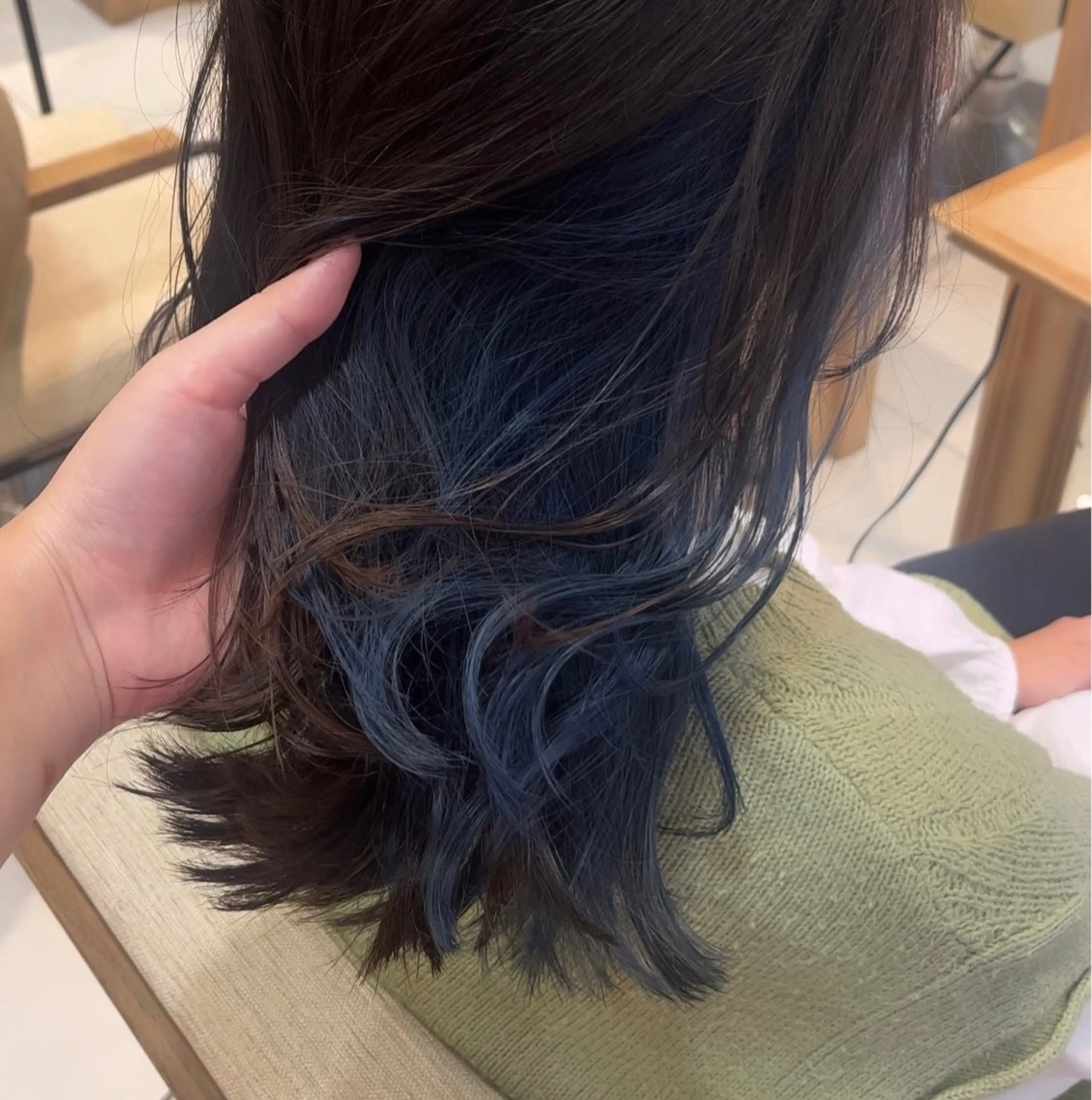 ロング カラー ブリーチ ブルーカラー インナーカラー ネイビーカラー mitsuki🎀 ブリーチ/エクステのヘアスタイル