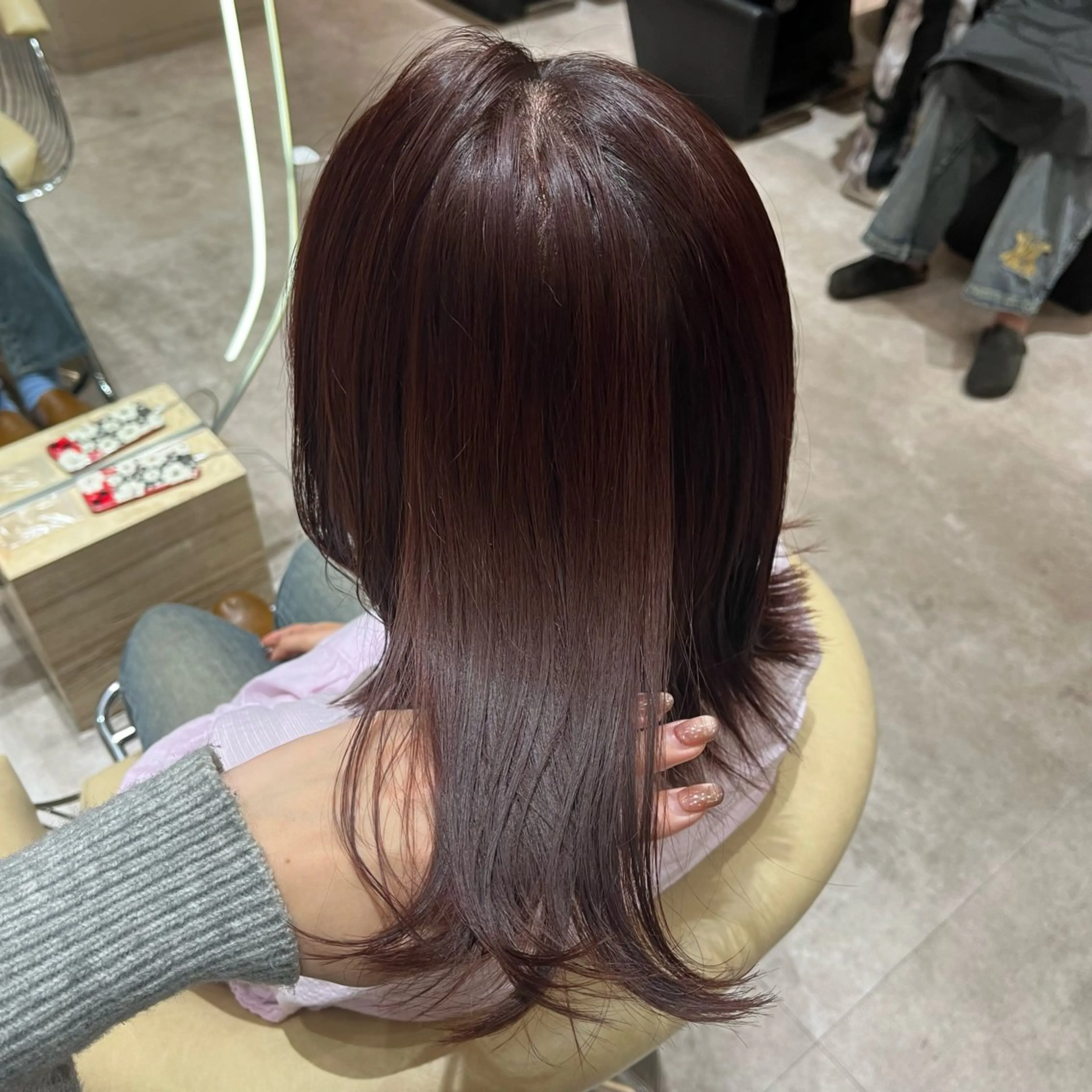 ミディアム カラー カシス レッドカラー ヘアカラー 顔周りカット/ 透明感カラー/ユナのヘアスタイル