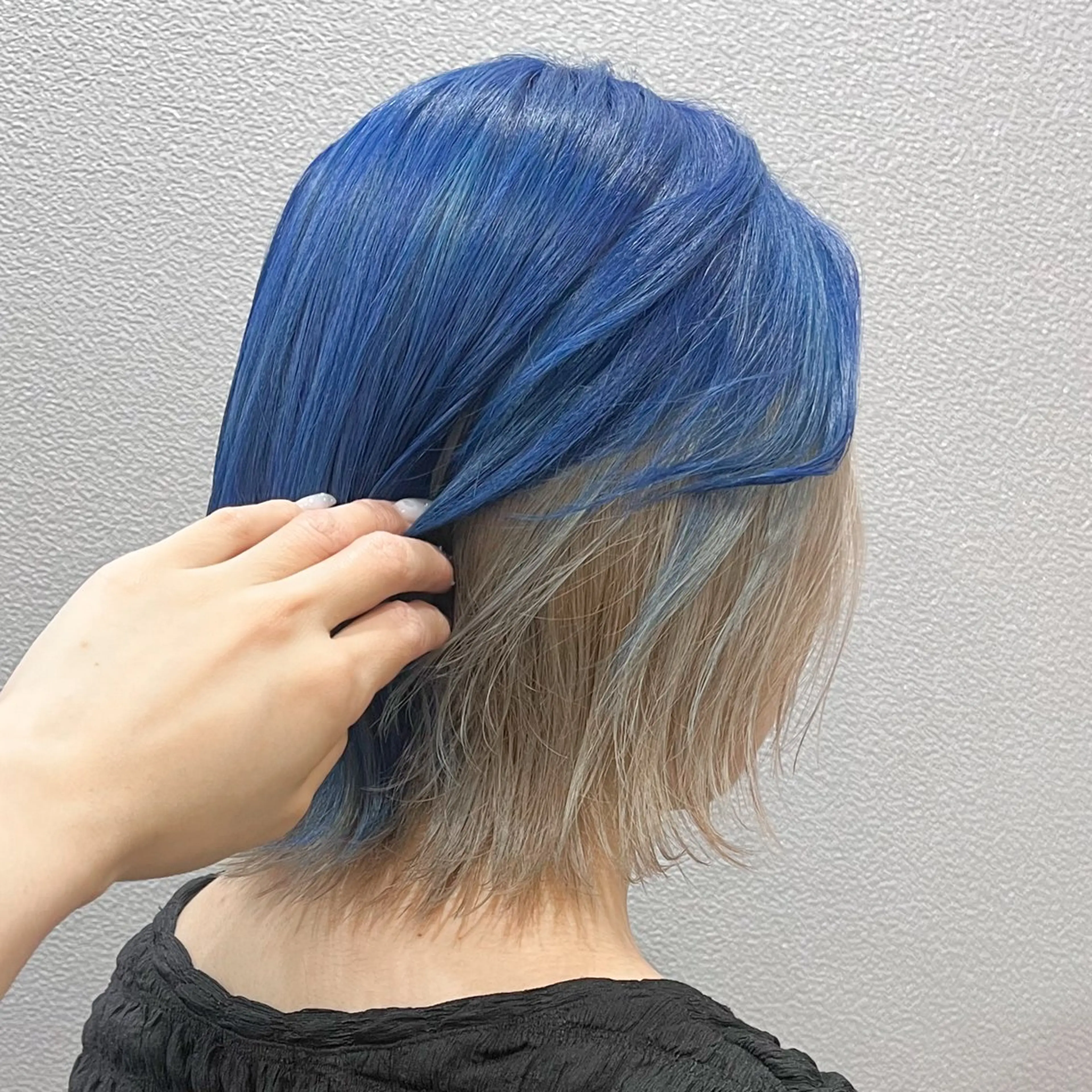 ショート カラー ベージュカラー ブリーチ ブルーカラー デザインカラー ホワイトベージュ カット ヘアカラー トリートメント 伊藤 玲衣のヘアスタイル