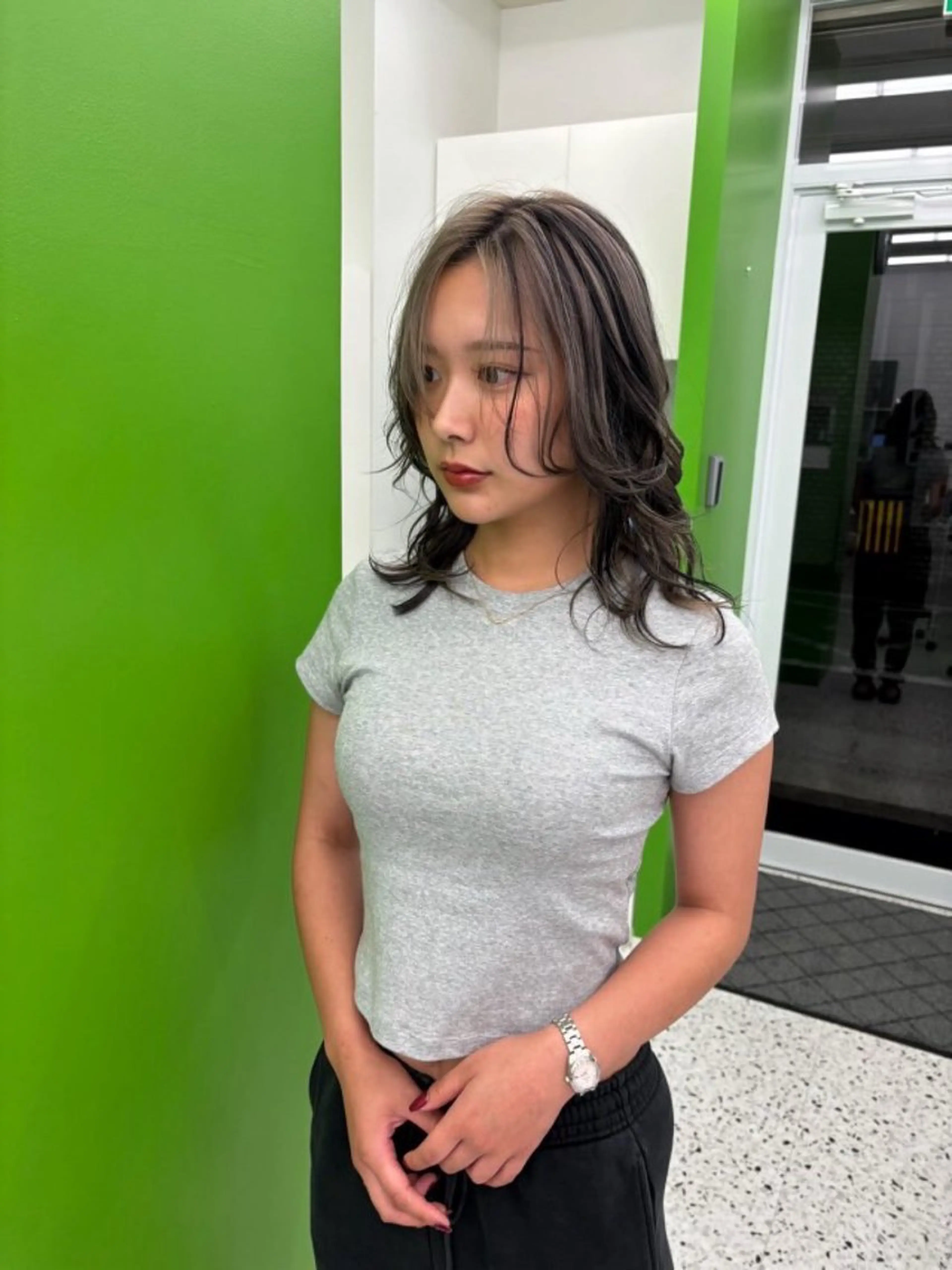 ミディアム カラー 掛川 瑠唯のヘアスタイル