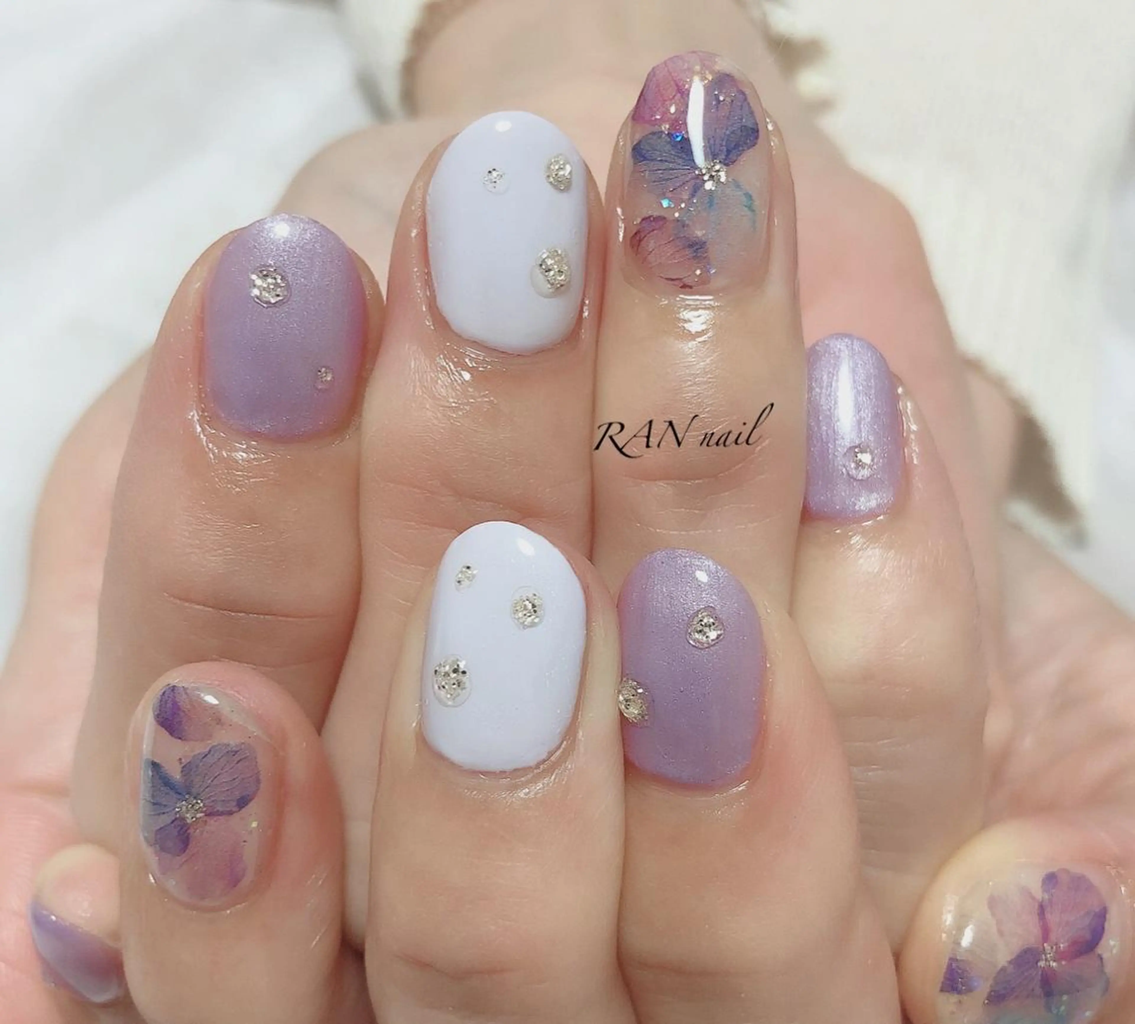 ネイル ジェルネイル キラキラネイル パラジェル パープル ホワイト ハンドネイル フットネイル RAN nail 〜ランネイル〜所属・RAN nailのネイルデザイン